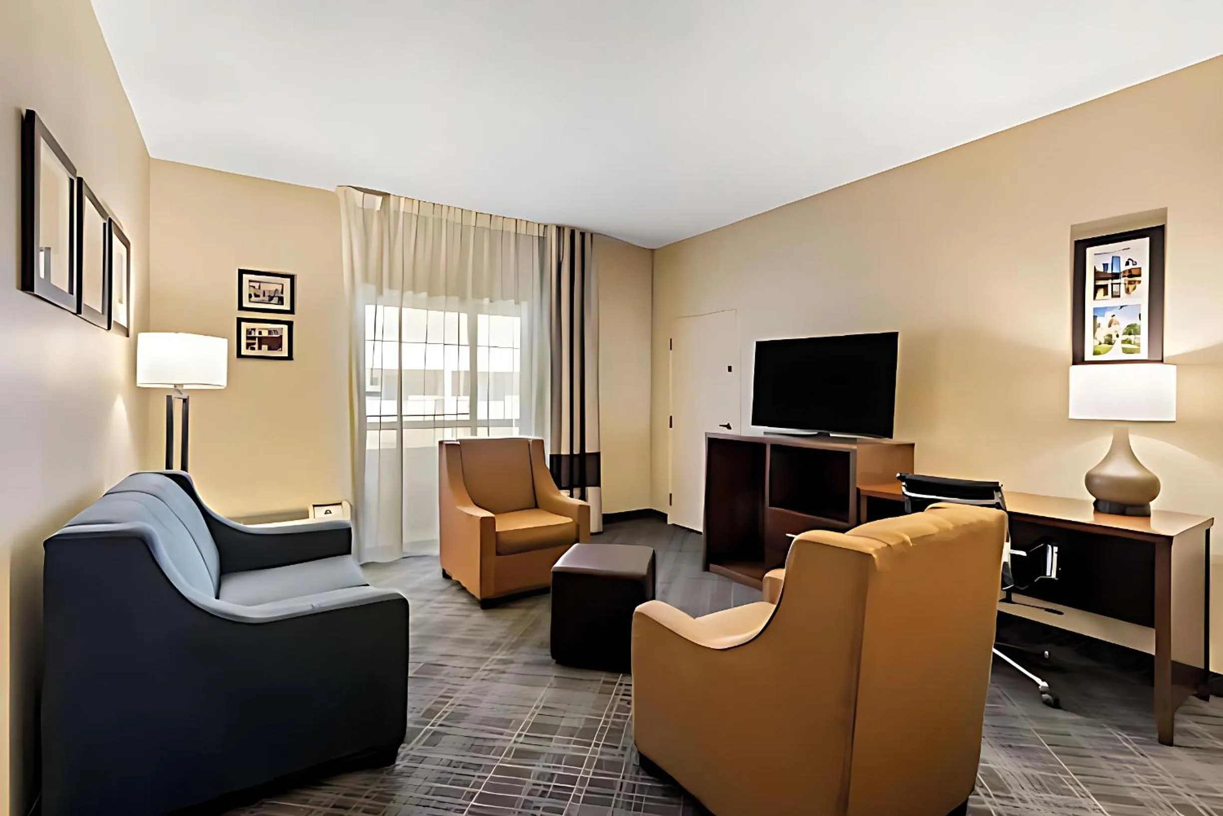 Seating area in Comfort Inn Roswell-Dunwoody