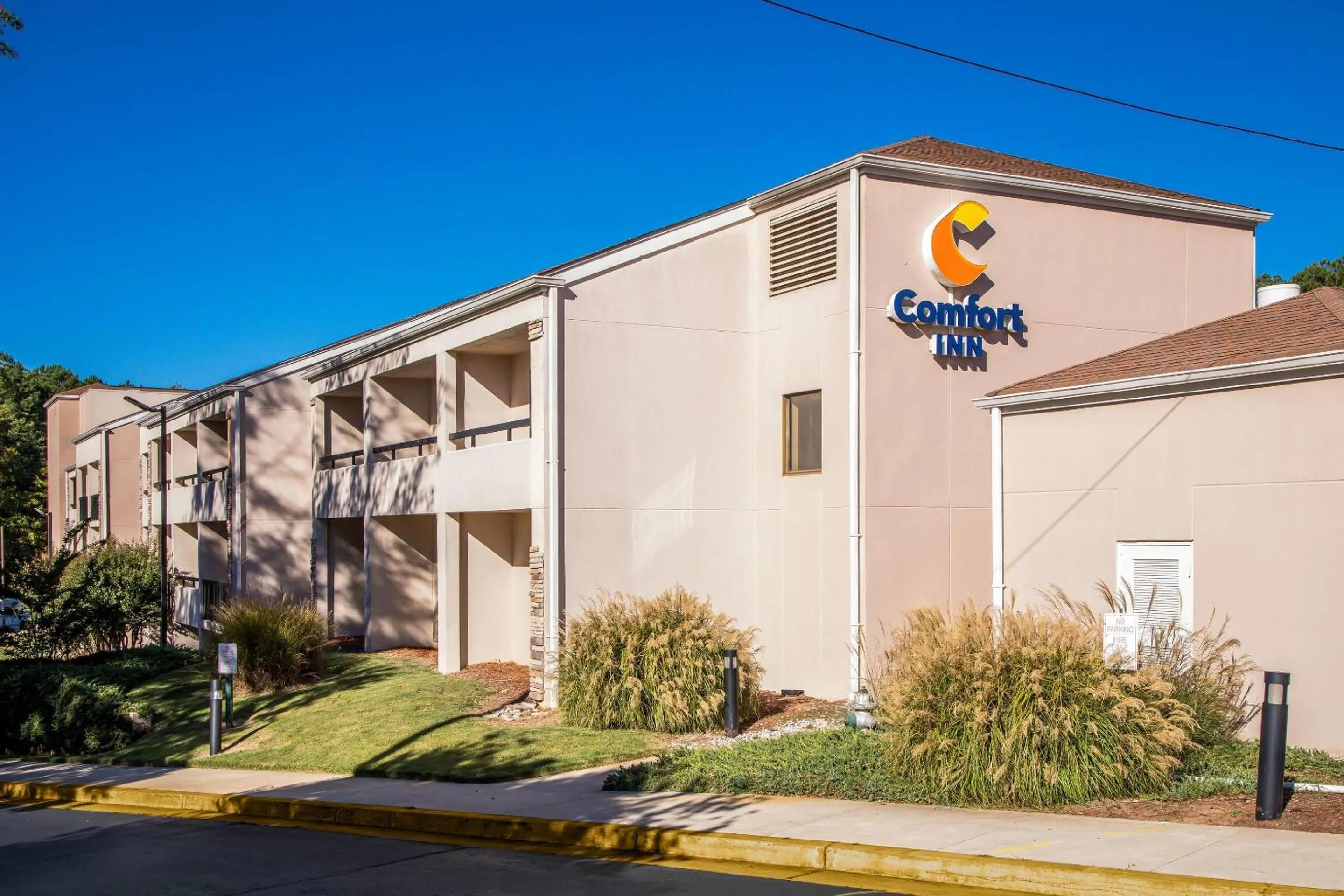 Property building in Comfort Inn Roswell-Dunwoody