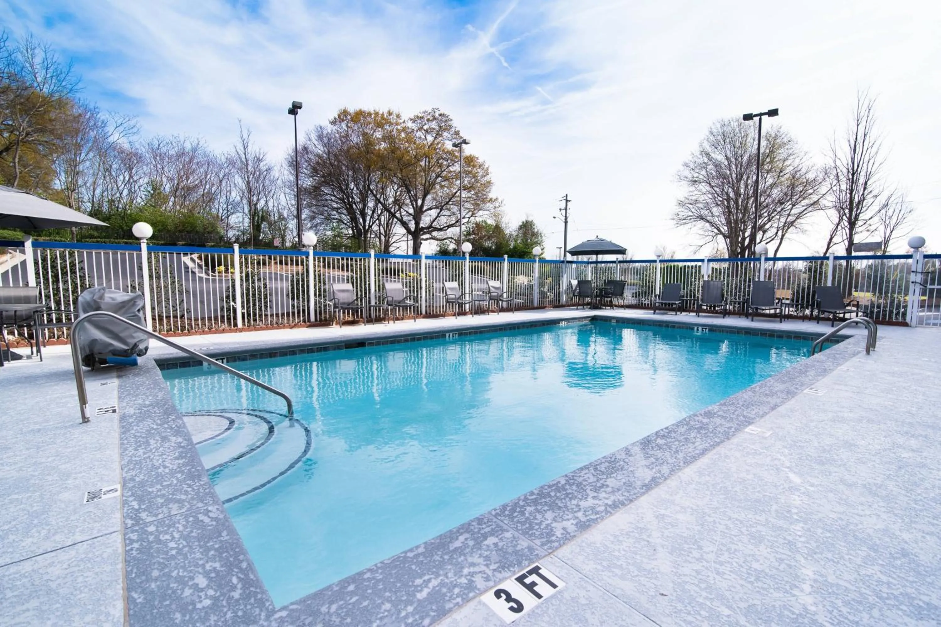 Swimming pool in Fairfield Inn & Suites Atlanta Airport North
