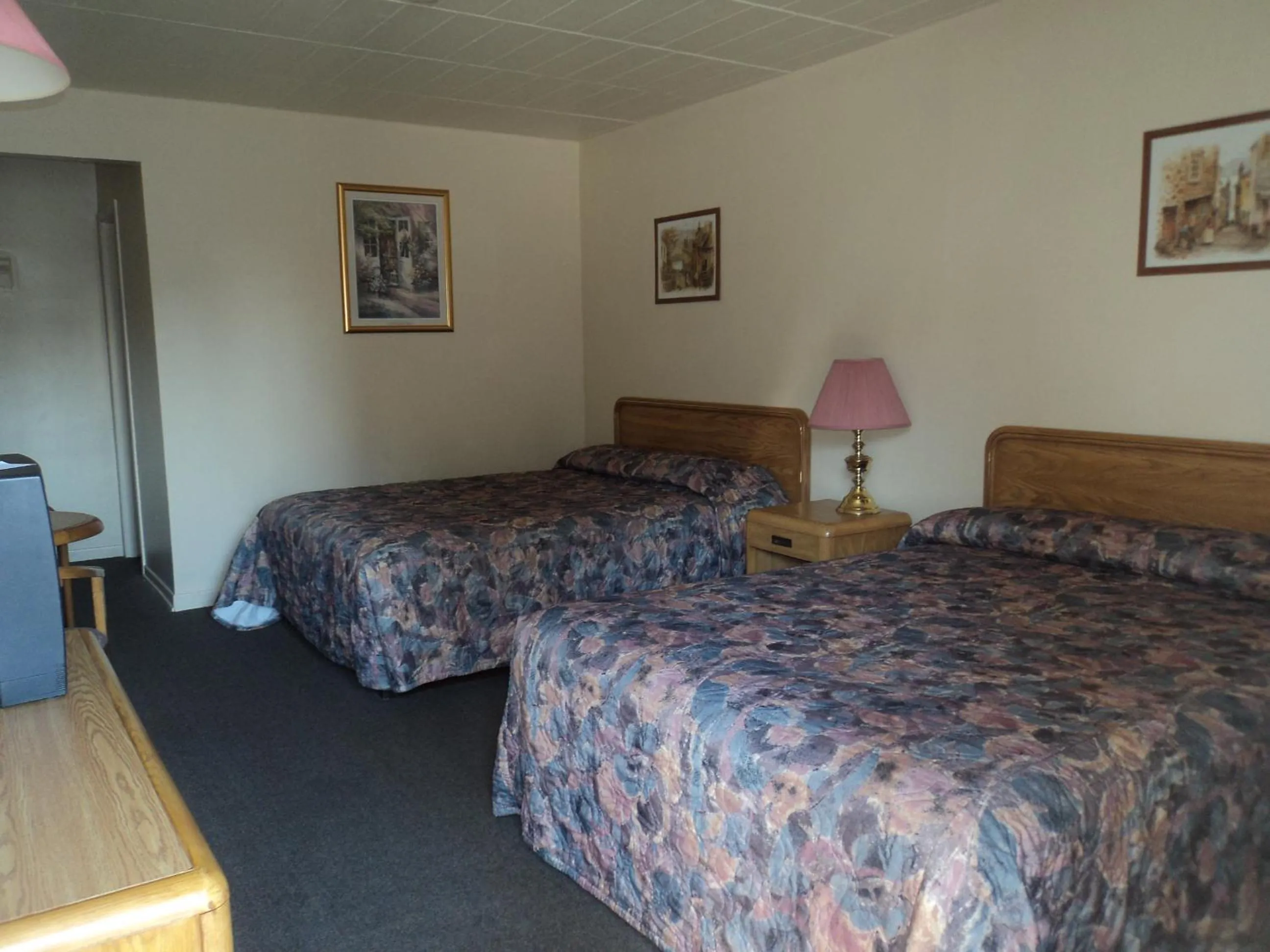 Bed in Oasis Motel by The Falls