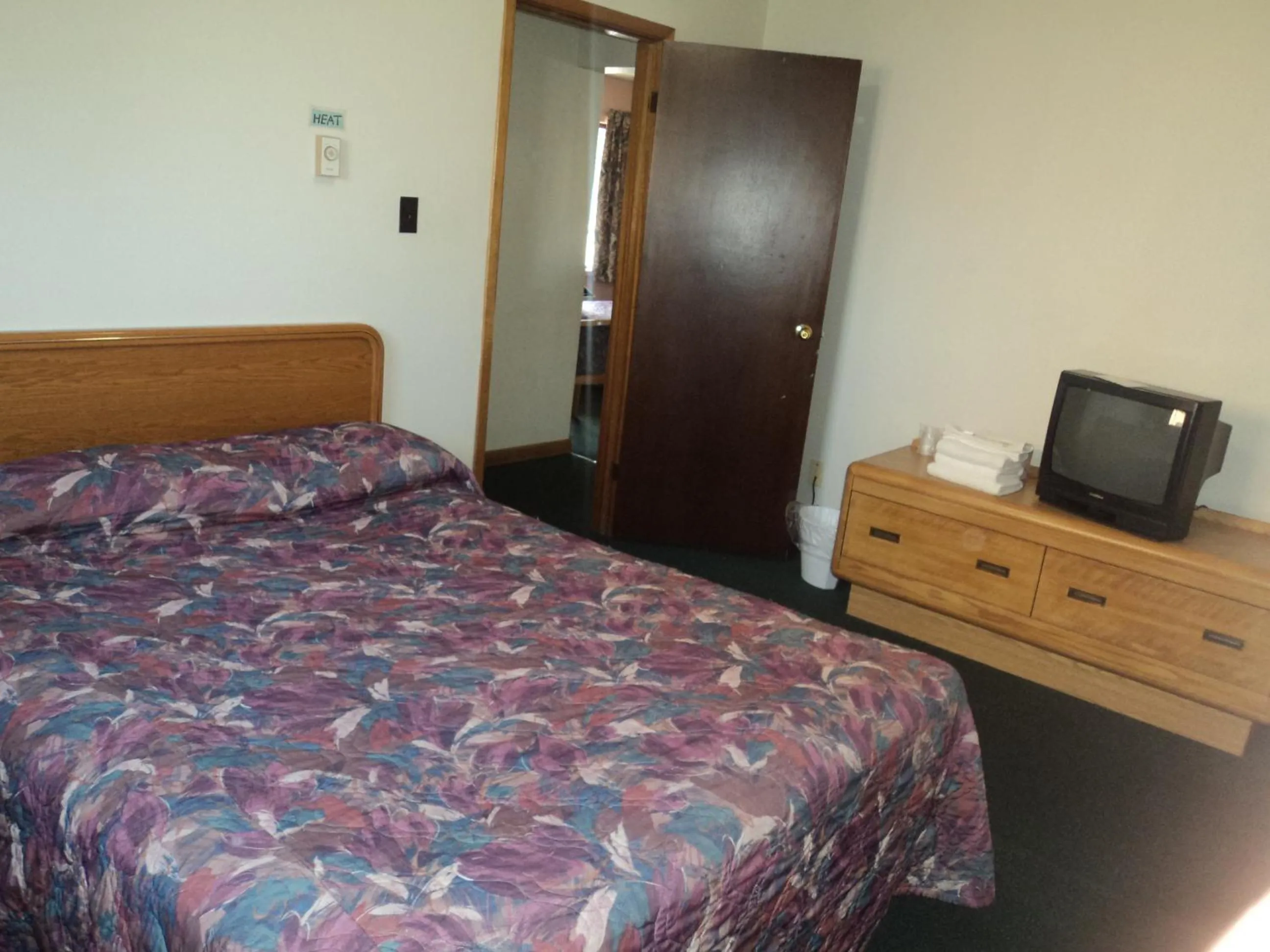 Bed in Oasis Motel by The Falls