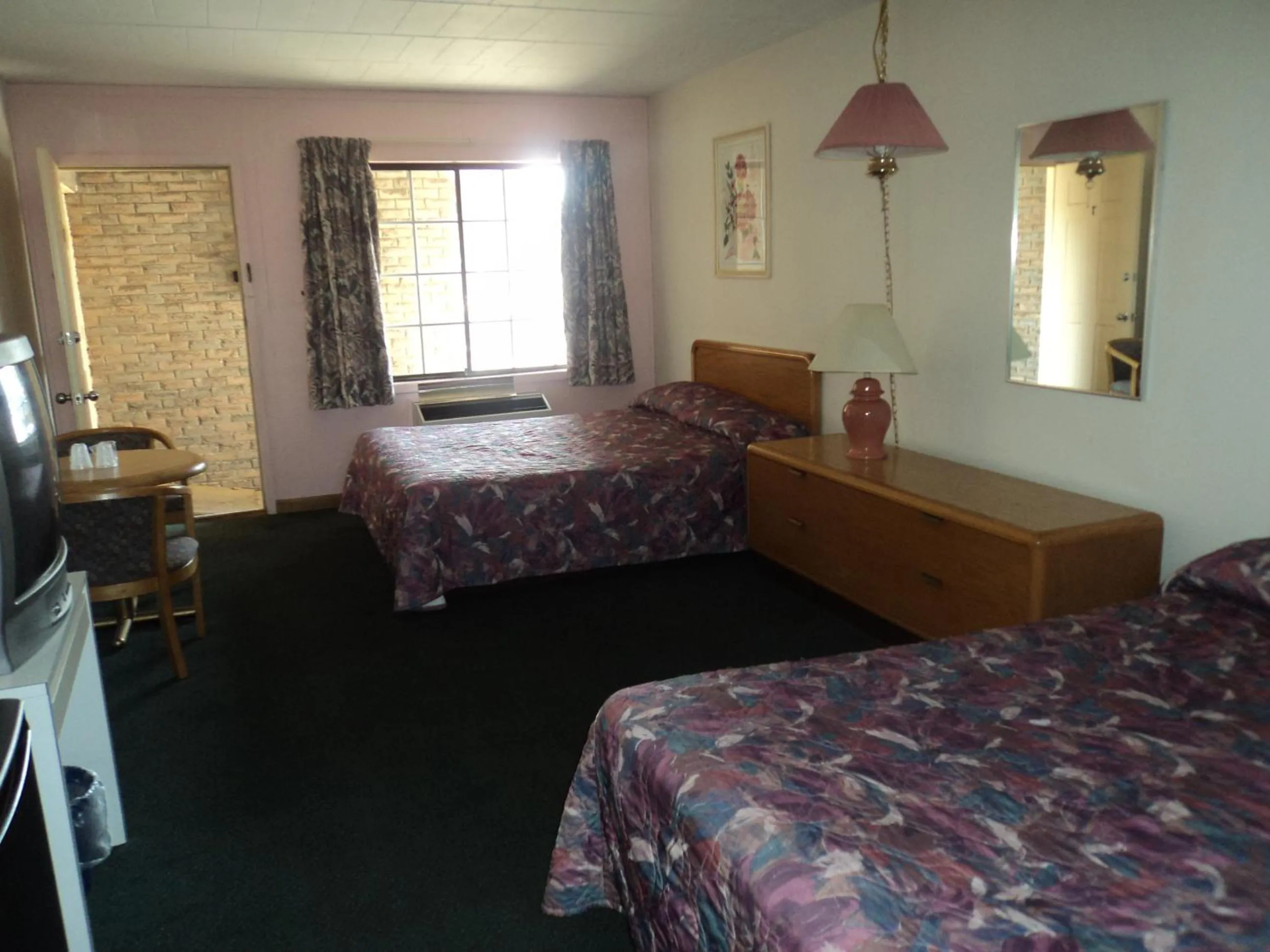 Bed in Oasis Motel by The Falls