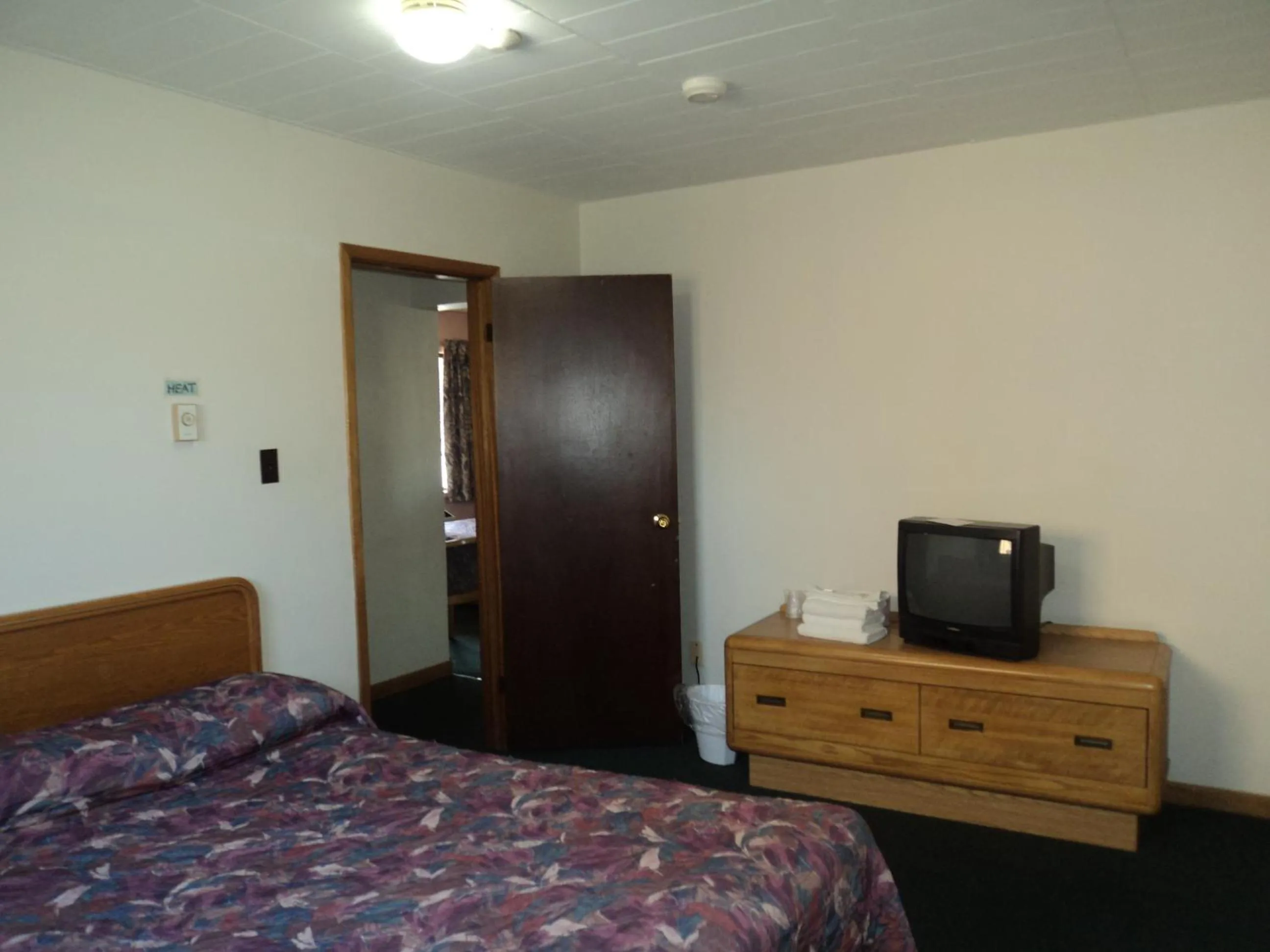 Bed in Oasis Motel by The Falls