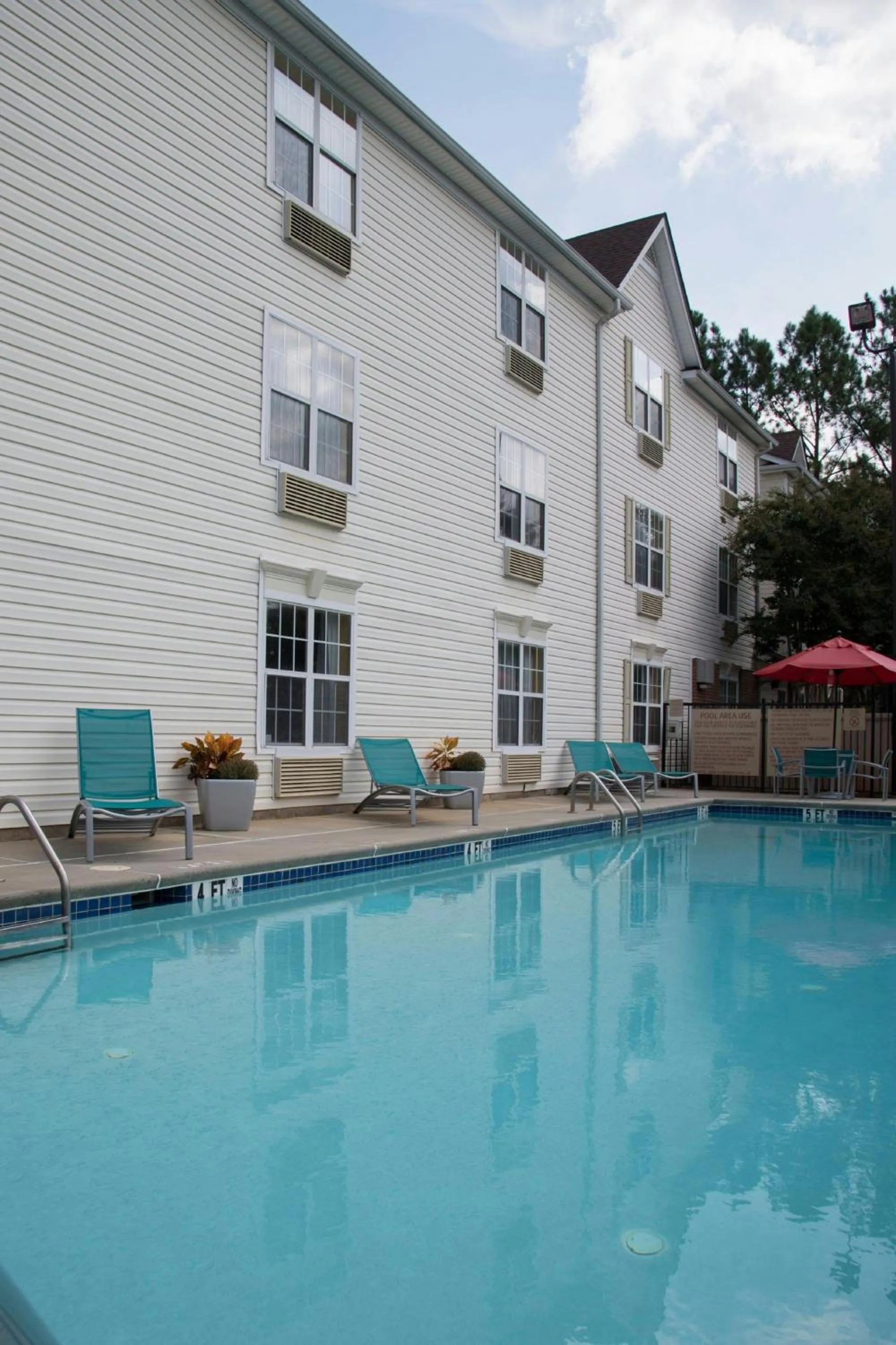 Swimming pool in TownePlace Suites by Marriott Atlanta Alpharetta