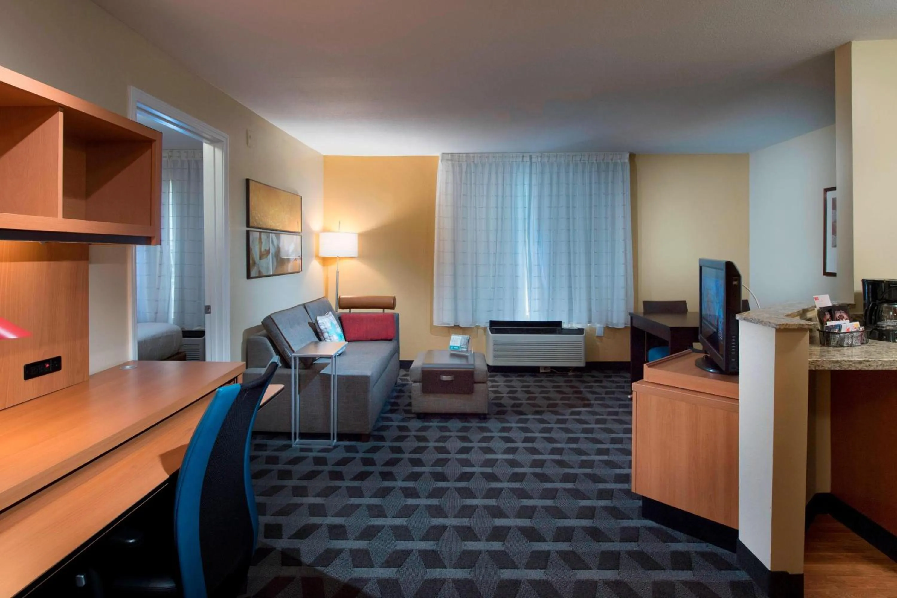 Living room, Bed in TownePlace Suites by Marriott Atlanta Alpharetta