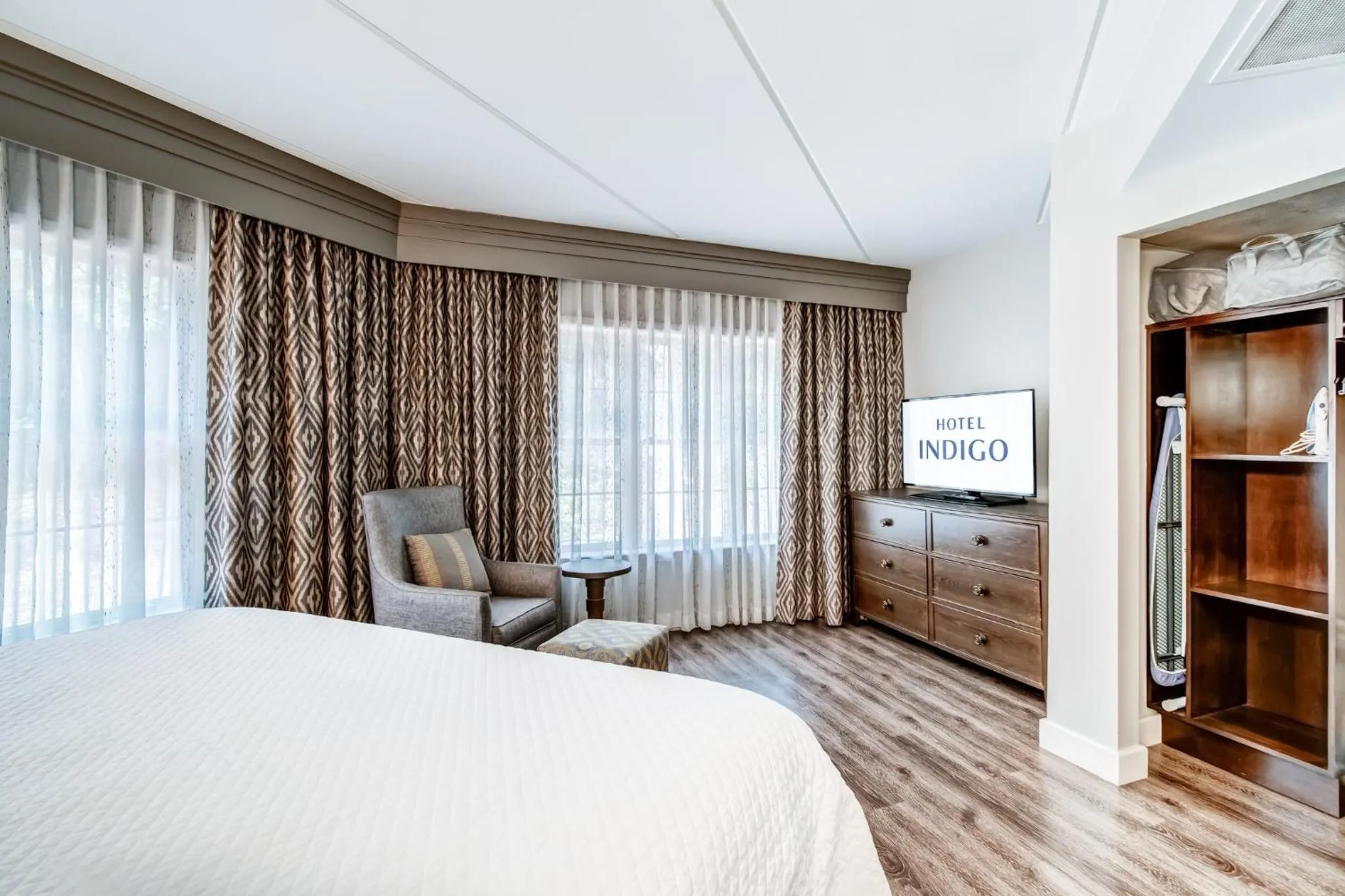 Photo of the whole room, Bed in Hotel Indigo Atlanta Vinings by IHG