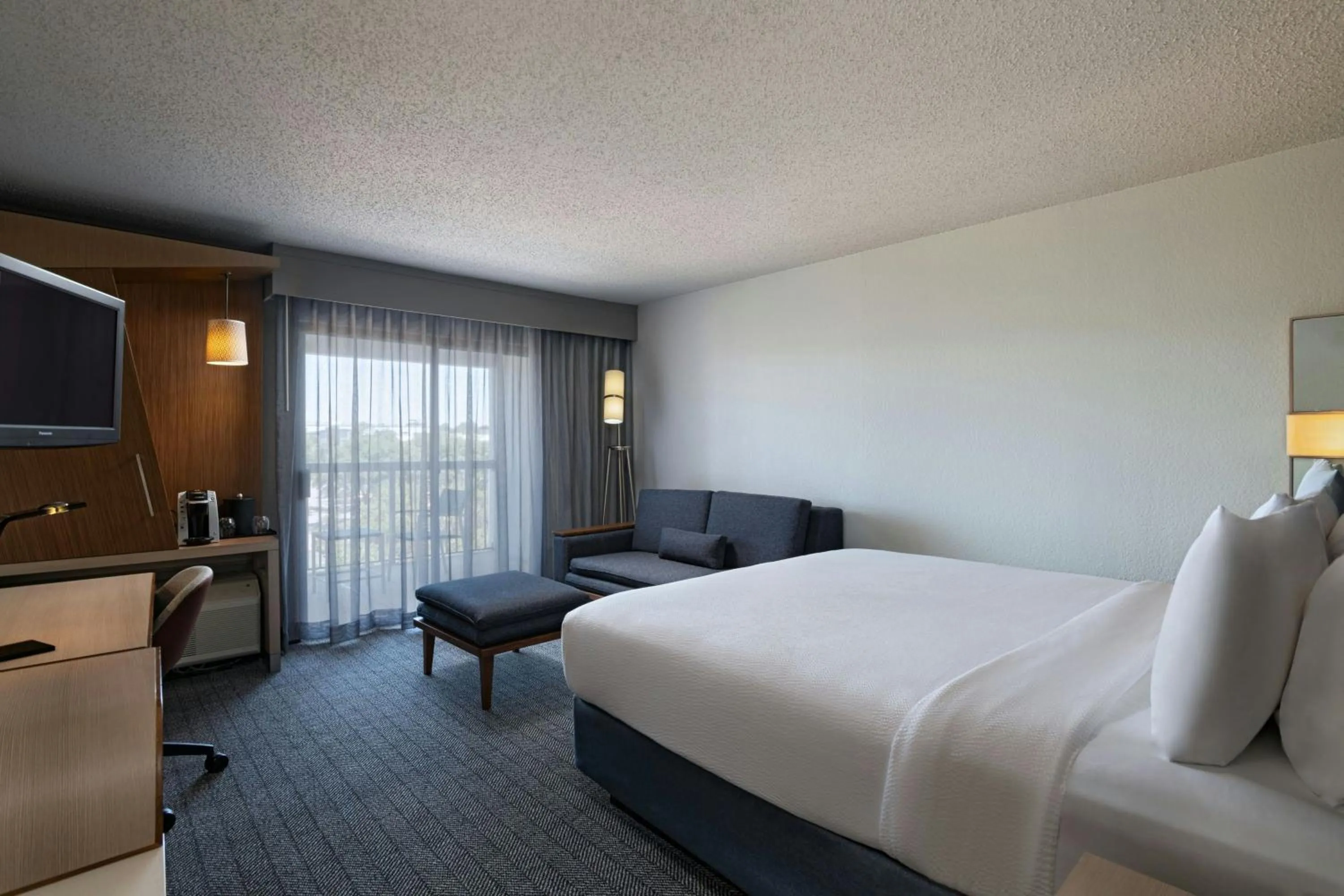 Photo of the whole room, Bed in Courtyard by Marriott Austin The Domain Area