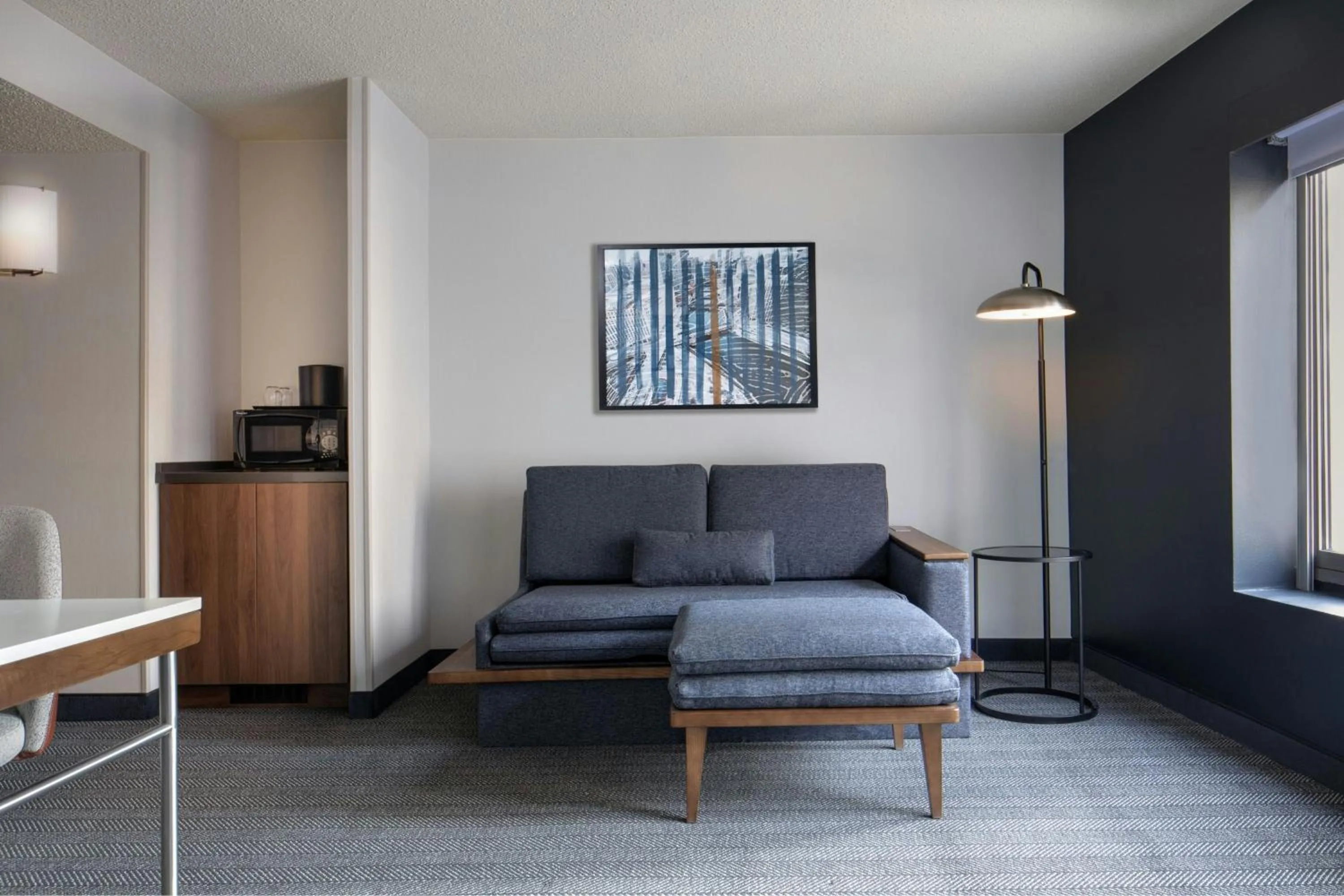 Living room in Courtyard by Marriott Chicago Downtown/River North