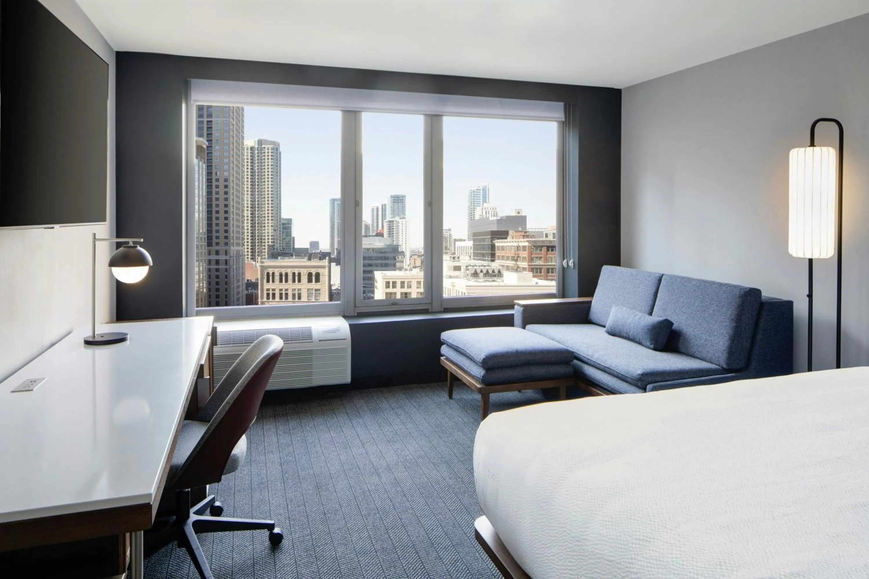 Photo of the whole room, Bed in Courtyard by Marriott Chicago Downtown/River North