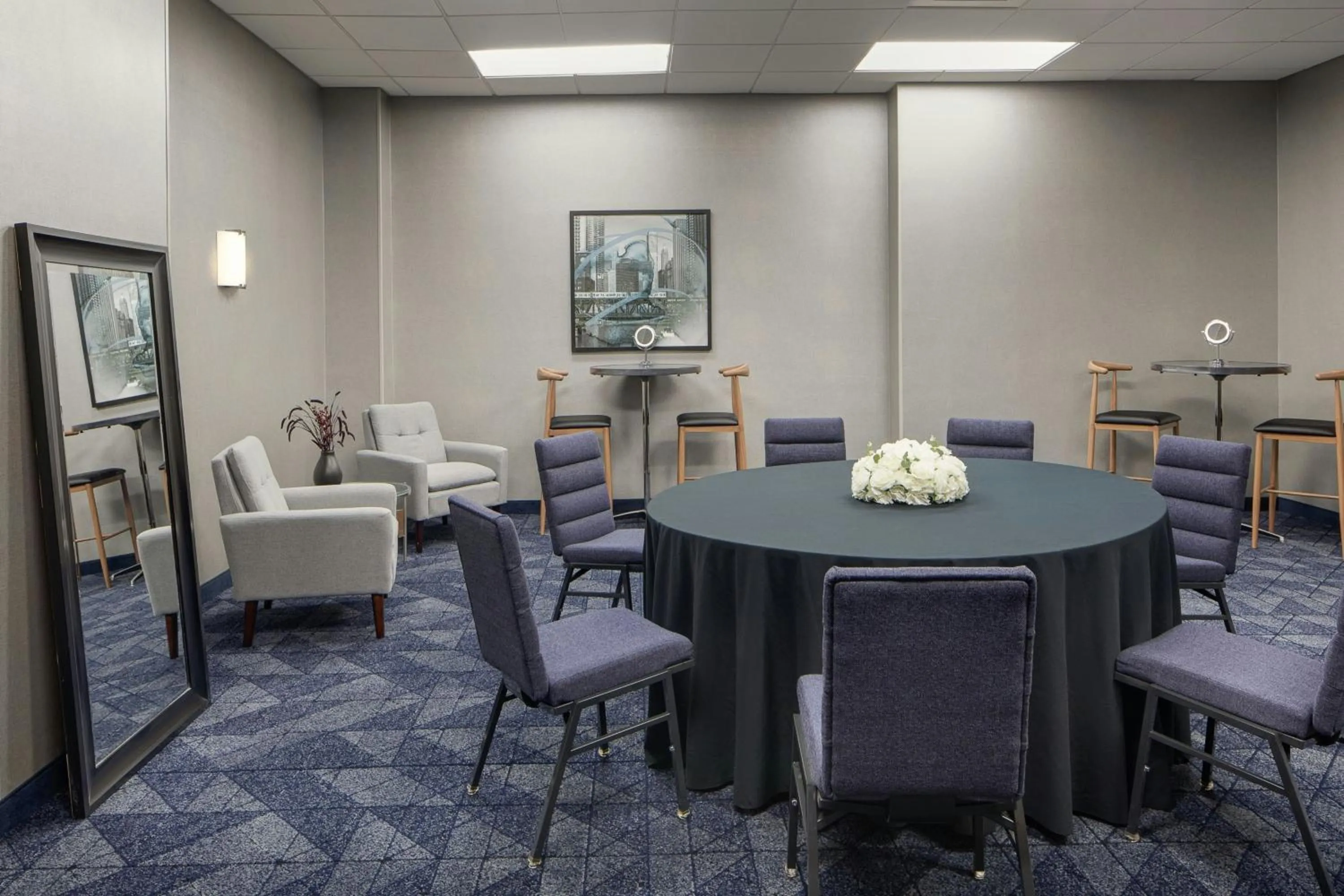 Lounge or bar in Courtyard by Marriott Chicago Downtown/River North