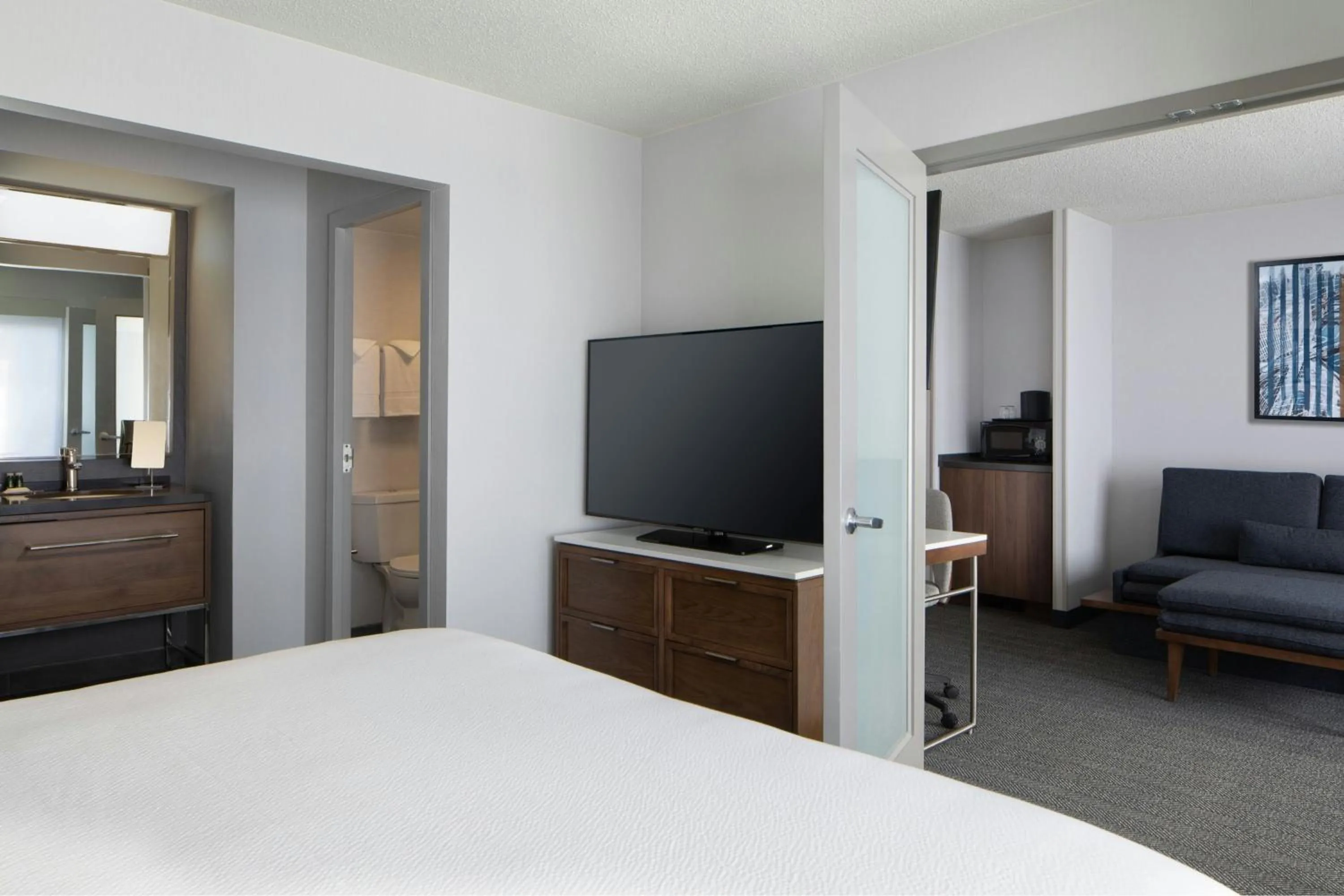 Photo of the whole room, Bed in Courtyard by Marriott Chicago Downtown/River North
