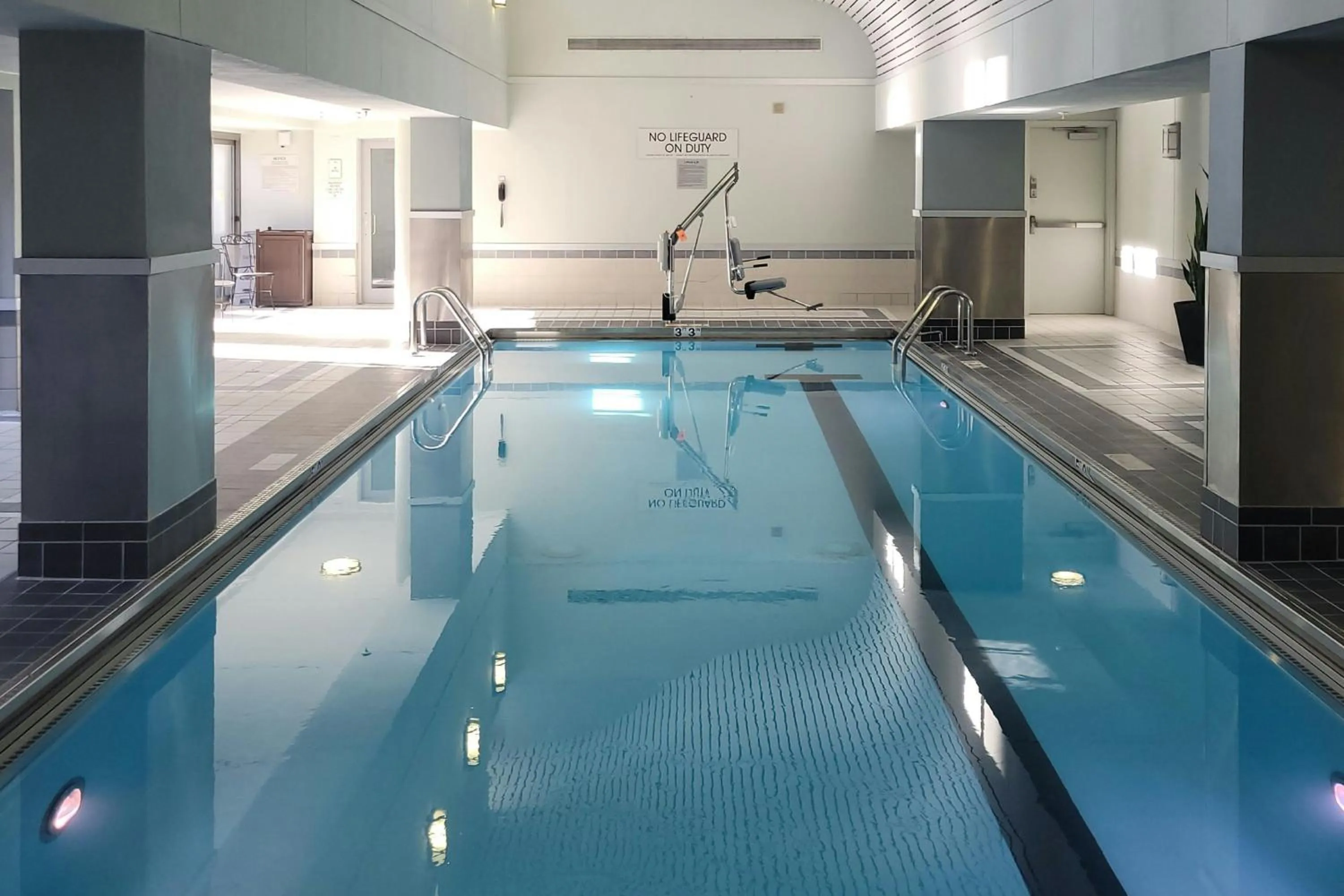 Swimming pool in Courtyard by Marriott Chicago Downtown/River North