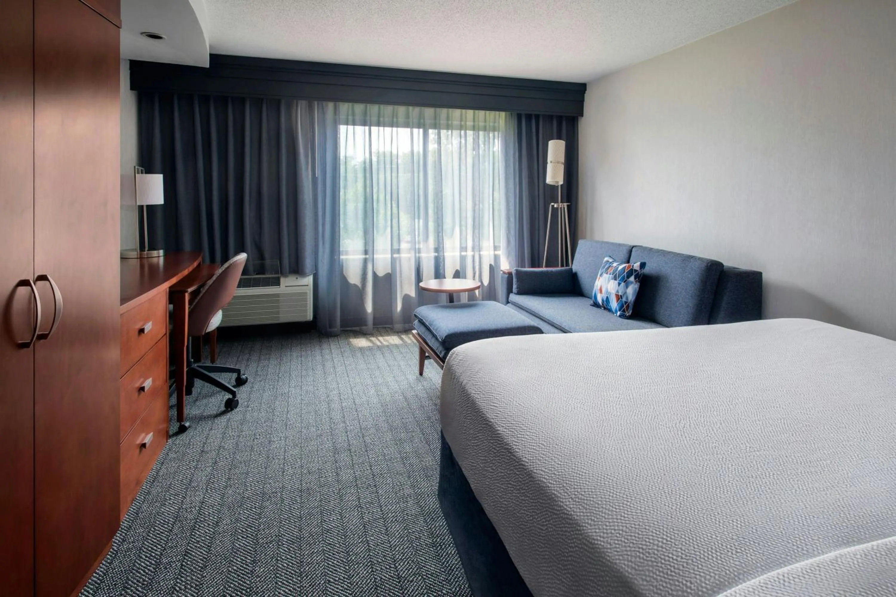 Photo of the whole room, Bed in Courtyard by Marriott Paramus