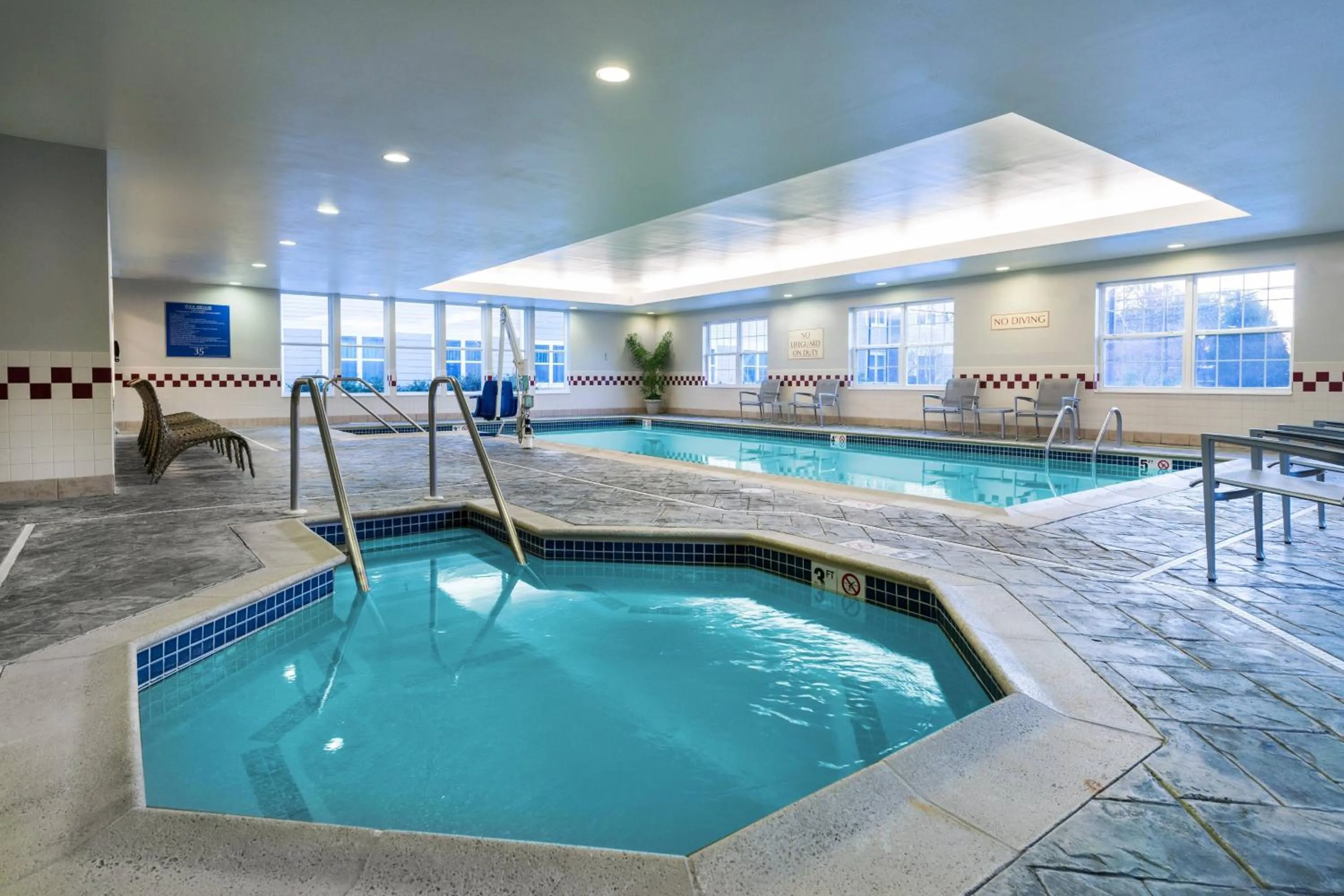 Swimming pool in Residence Inn Boston Franklin