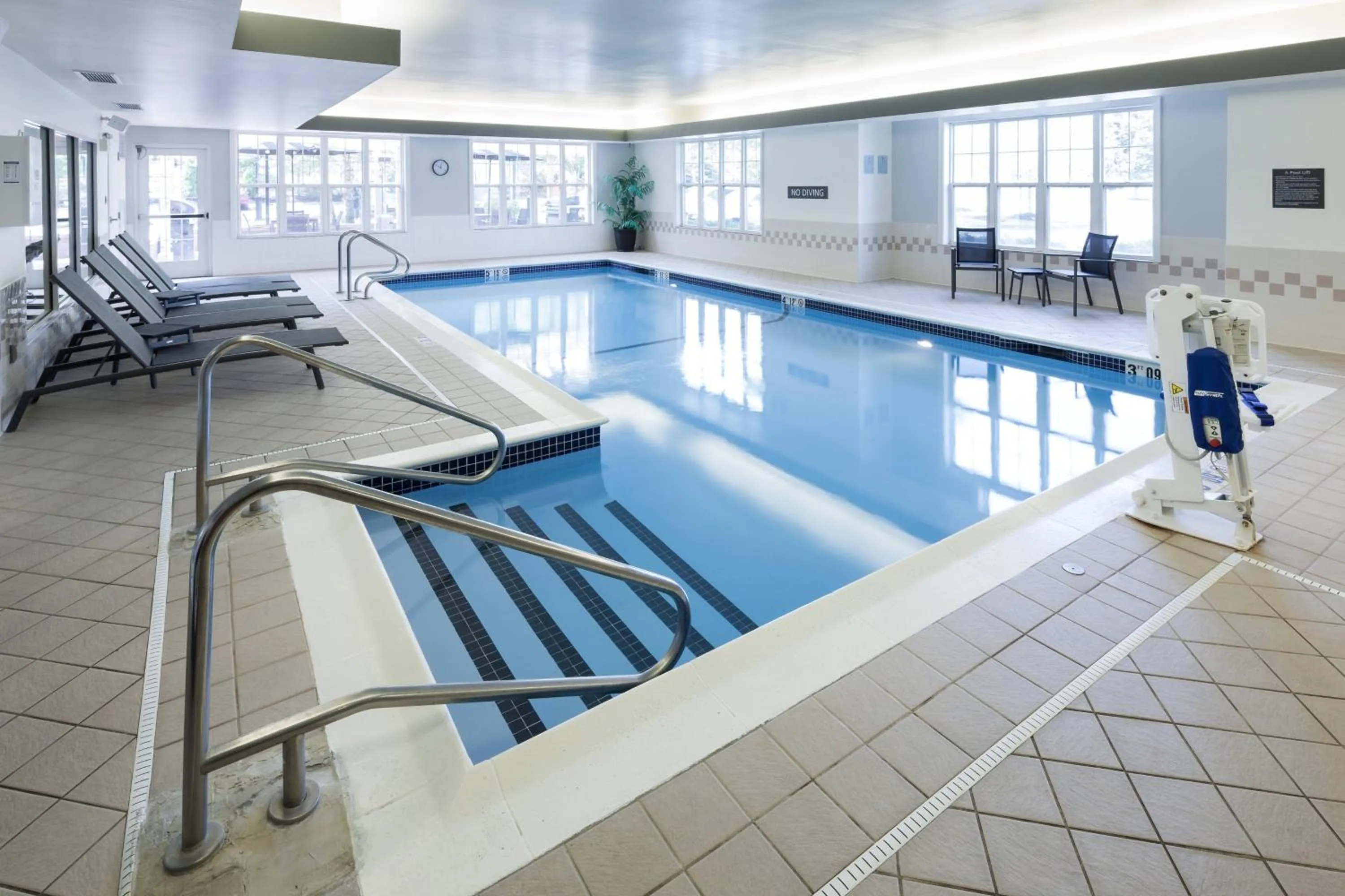 Swimming pool in Residence Inn Boston Marlborough