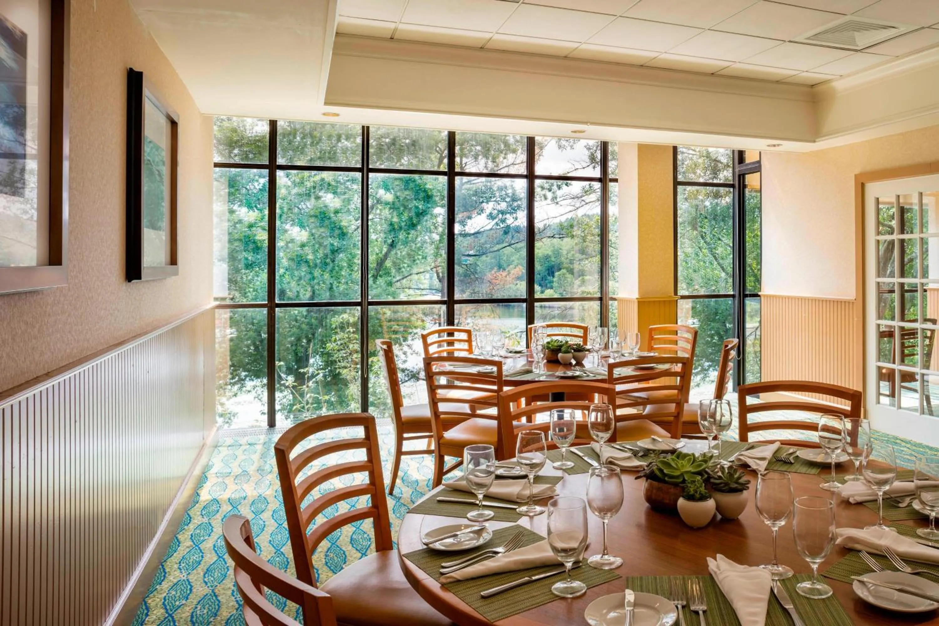 Lounge or bar in Boston Marriott Newton