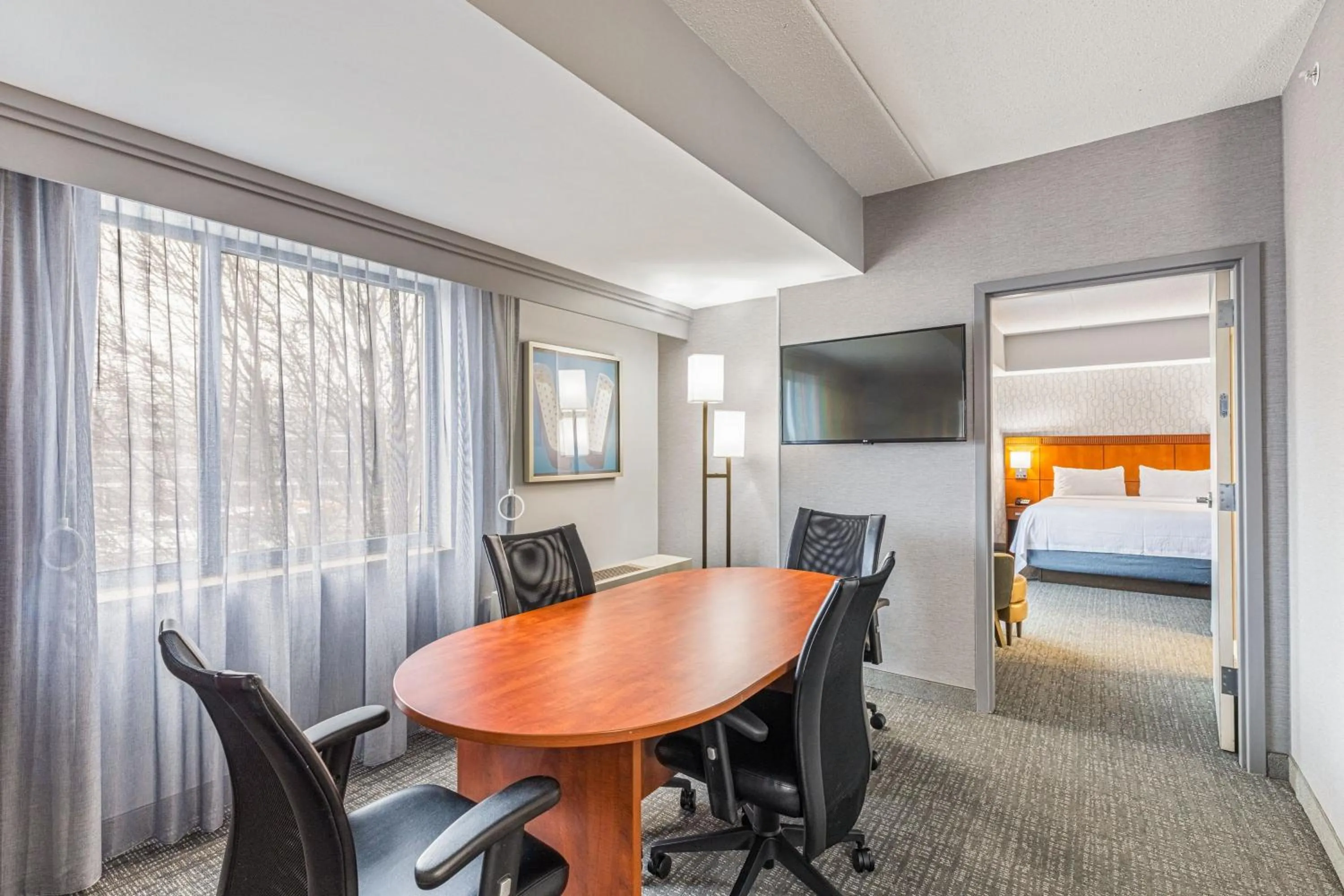 Living room, Bed in Courtyard by Marriott Boston Waltham