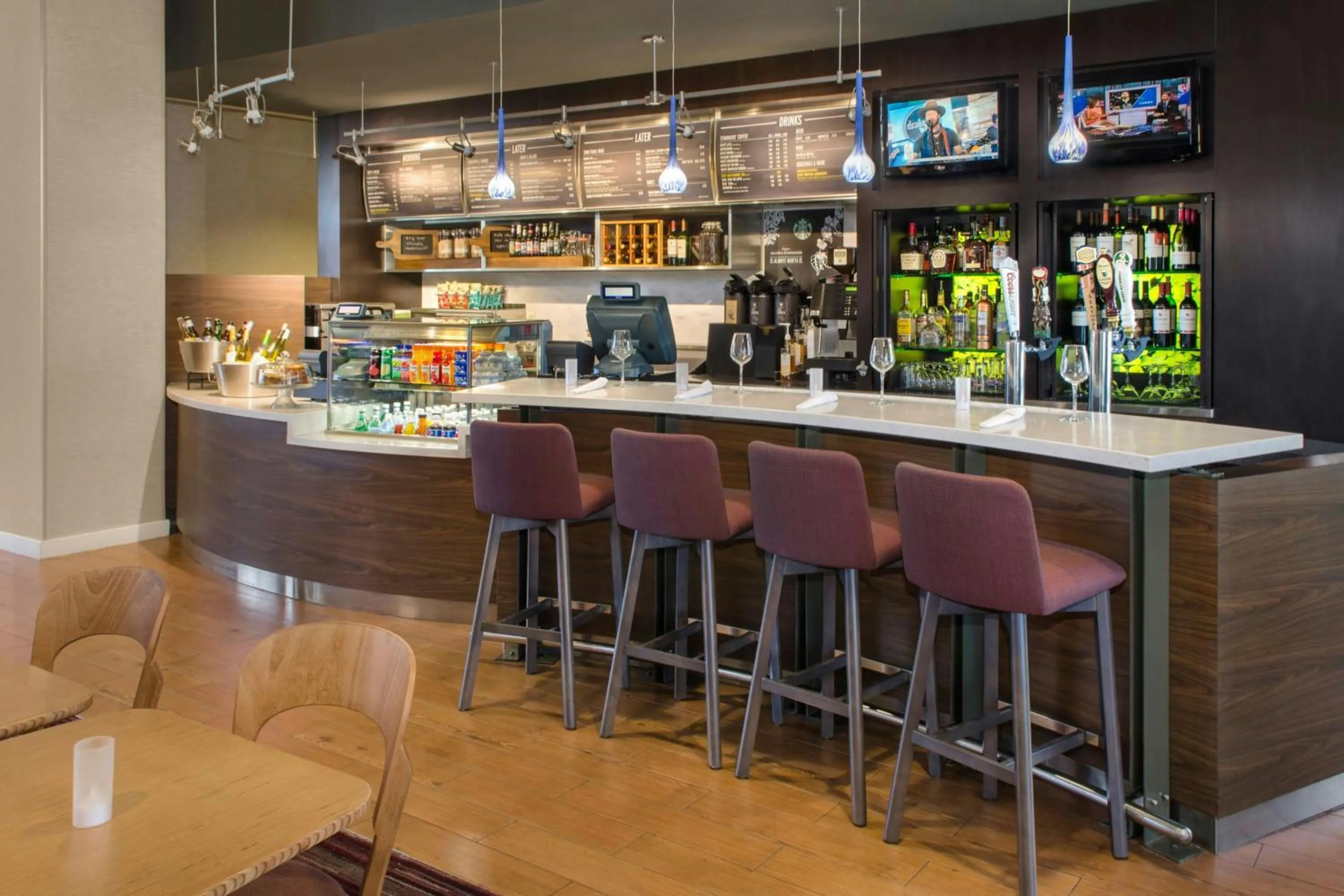 Restaurant/places to eat in Courtyard by Marriott Newark Elizabeth