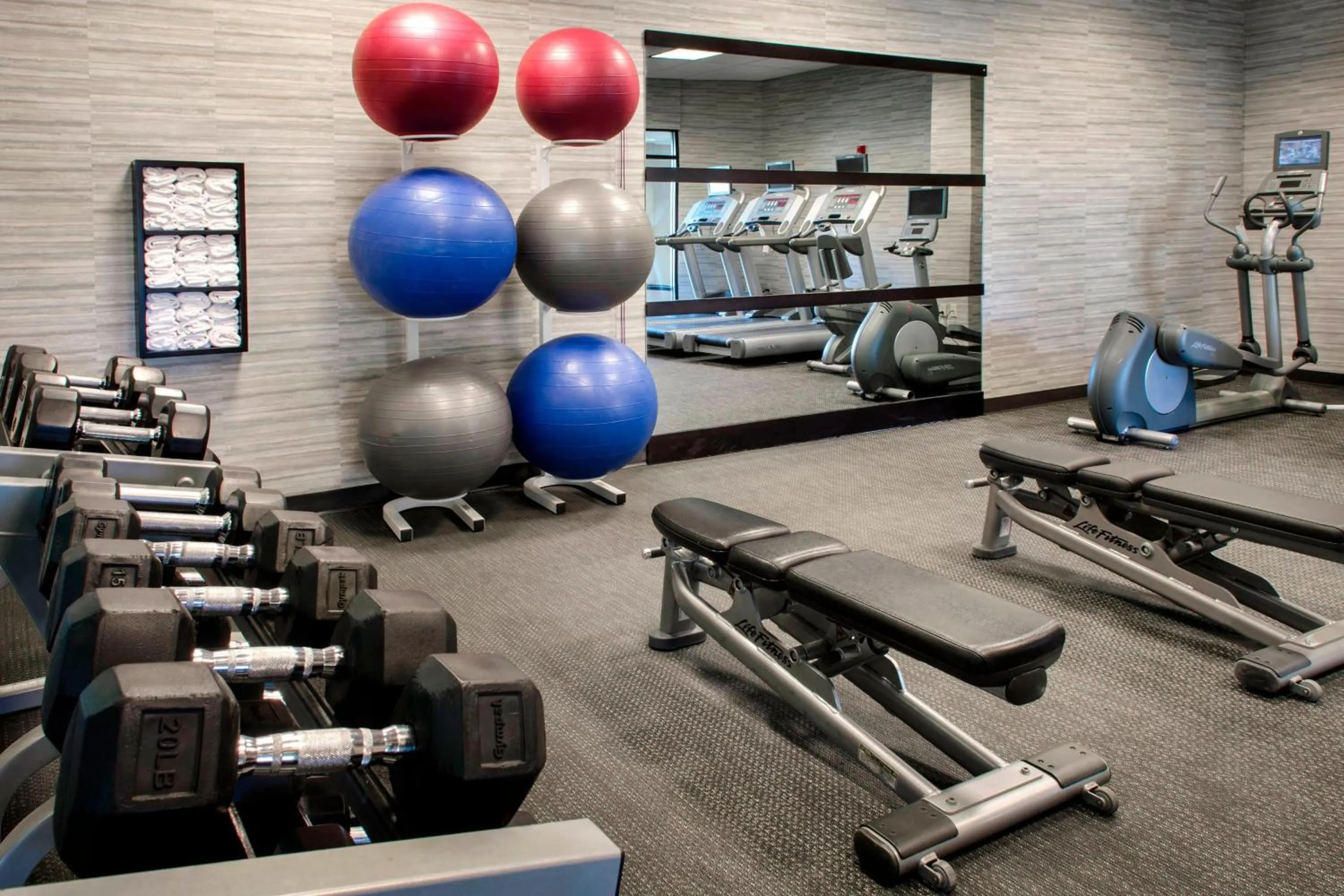 Fitness centre/facilities in Courtyard by Marriott Newark Elizabeth