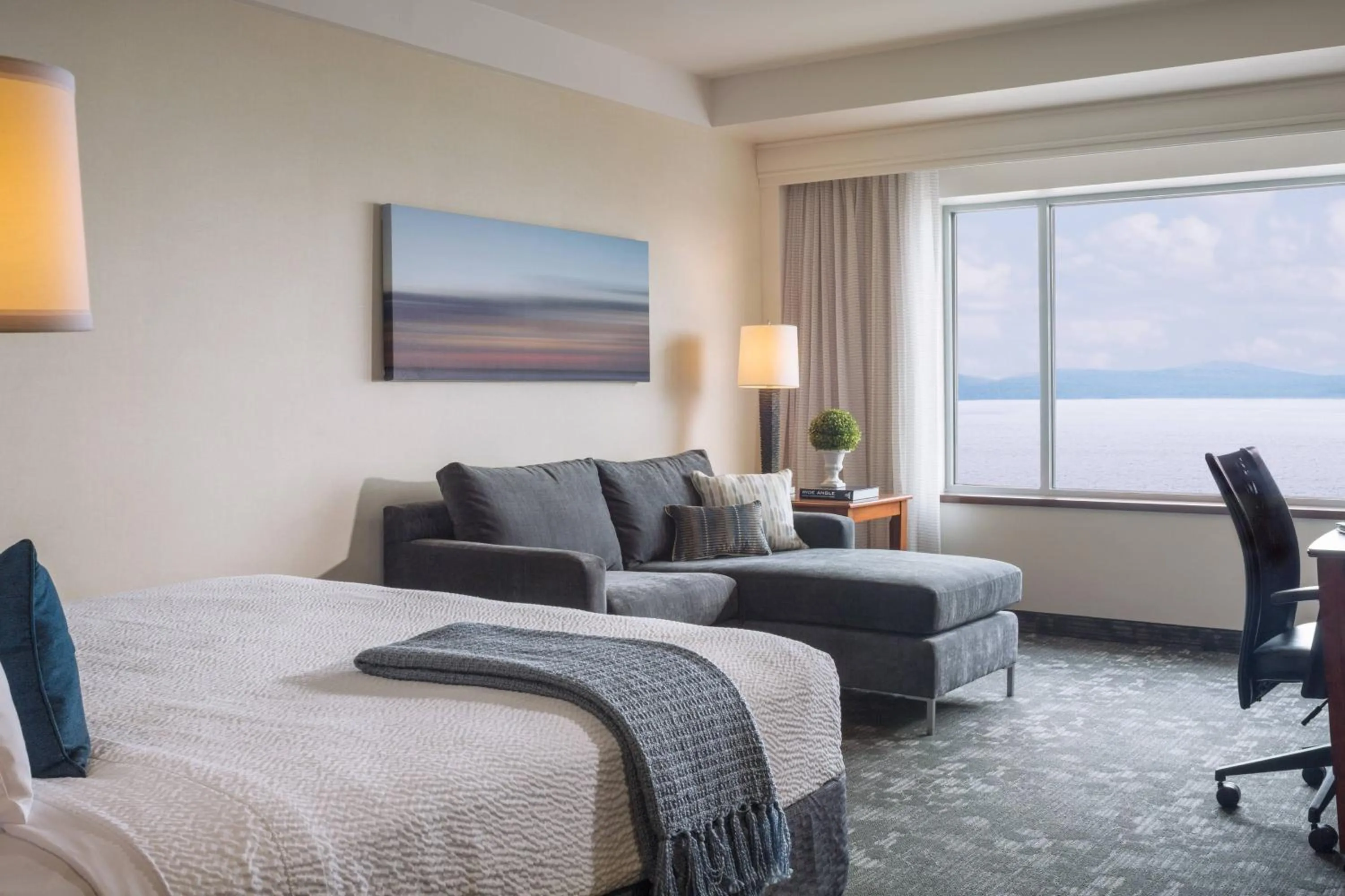 Photo of the whole room, Bed in Courtyard Burlington Harbor