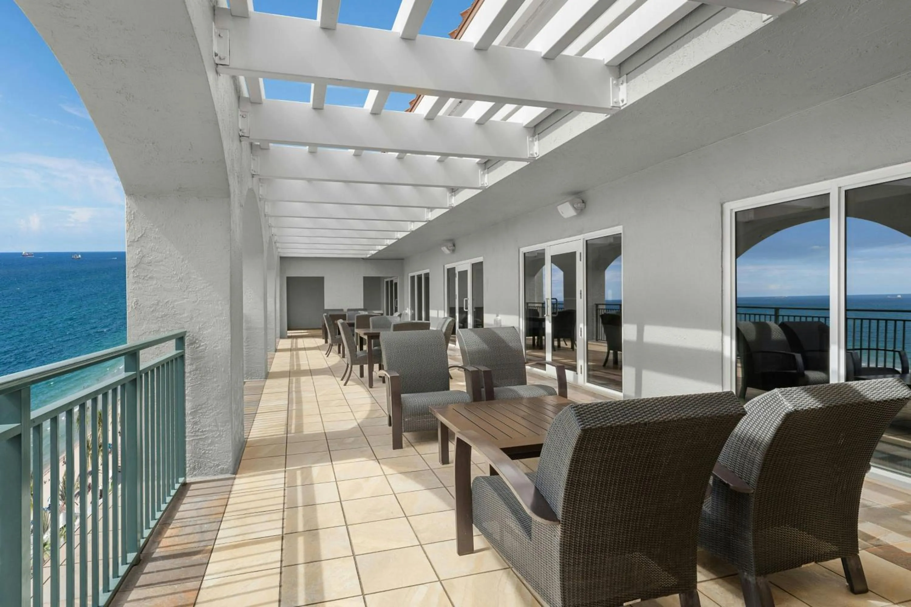 Lounge or bar in Marriott's BeachPlace Towers