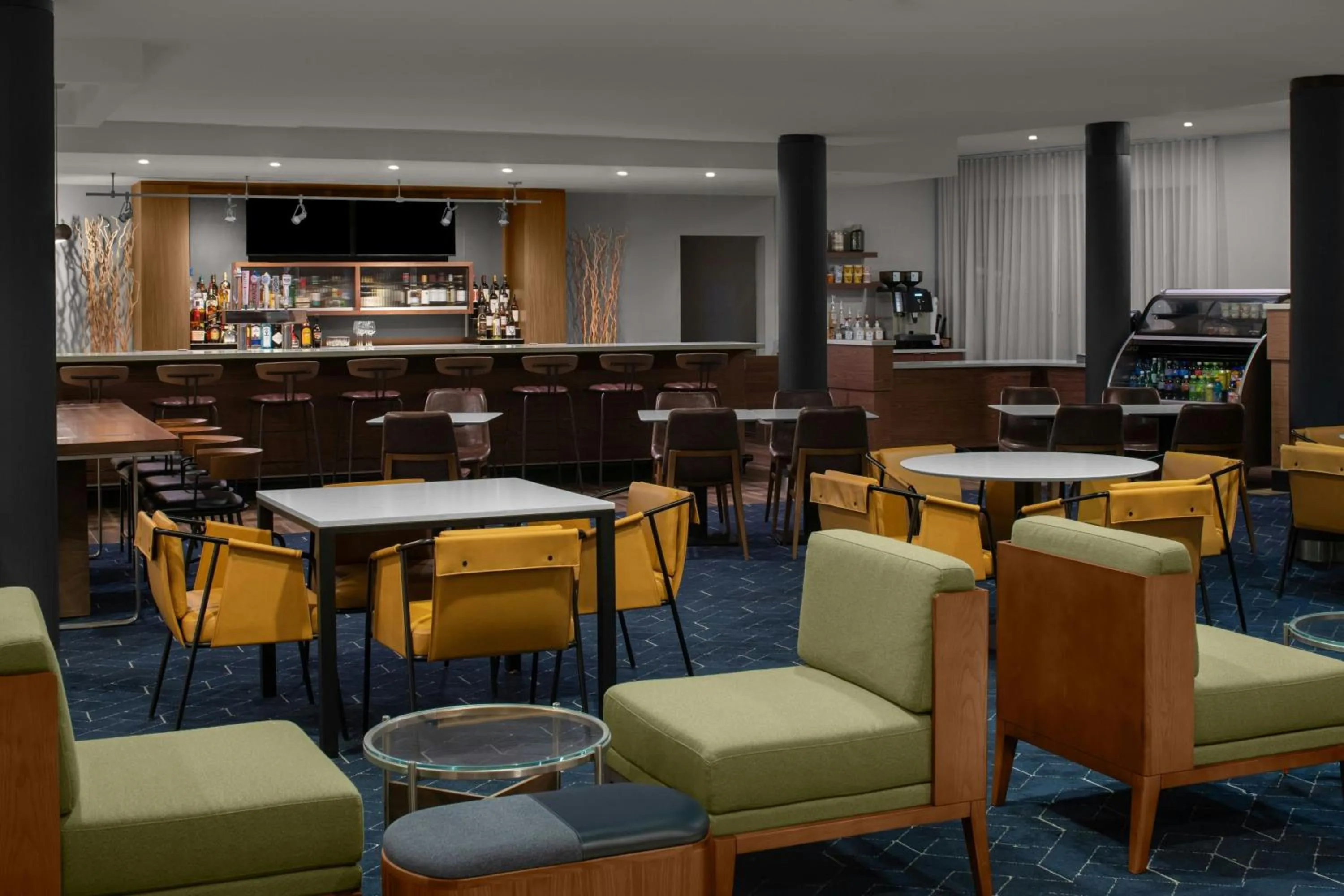 Lounge or bar in Courtyard Los Angeles Burbank Airport