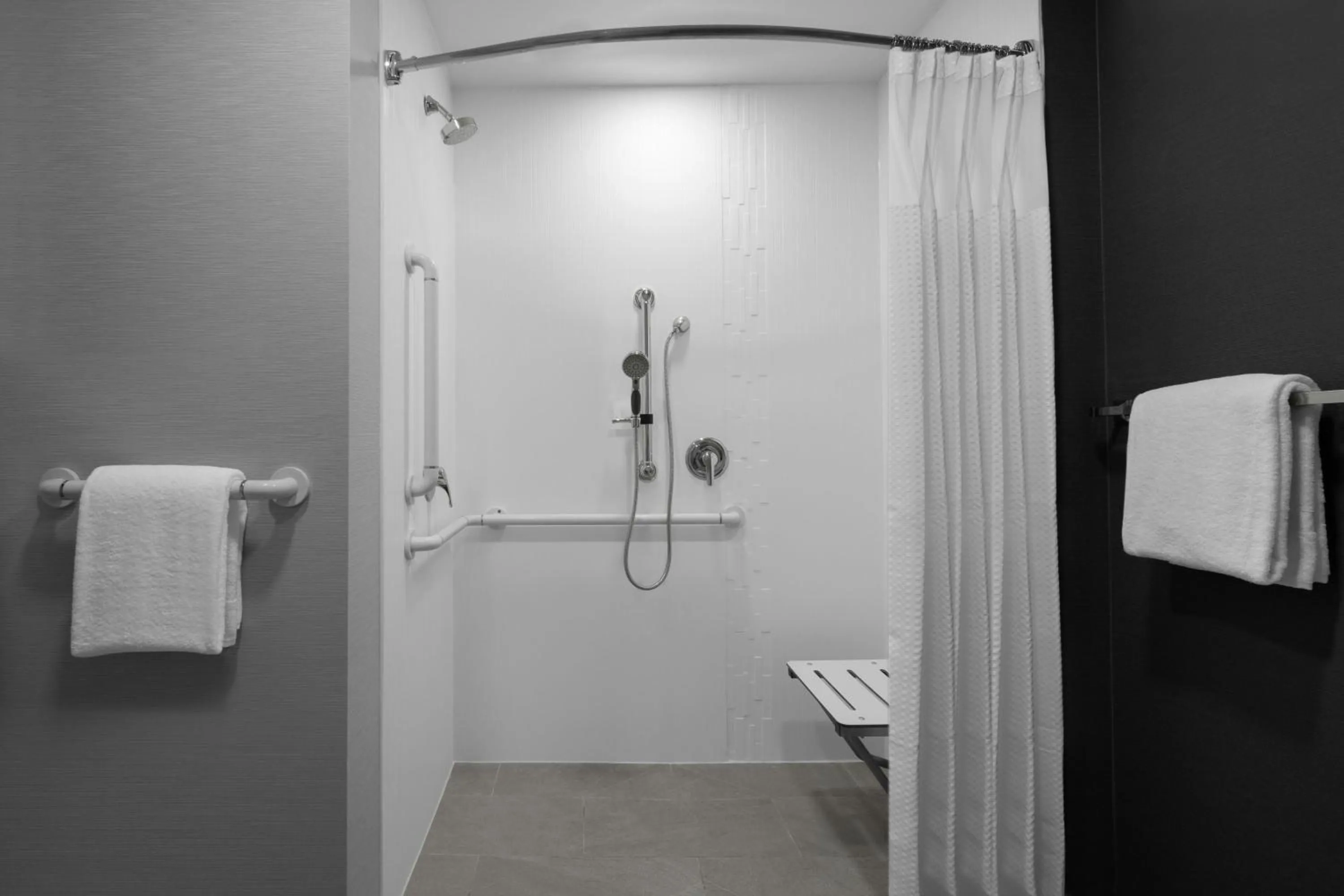 Bathroom in Courtyard Los Angeles Burbank Airport