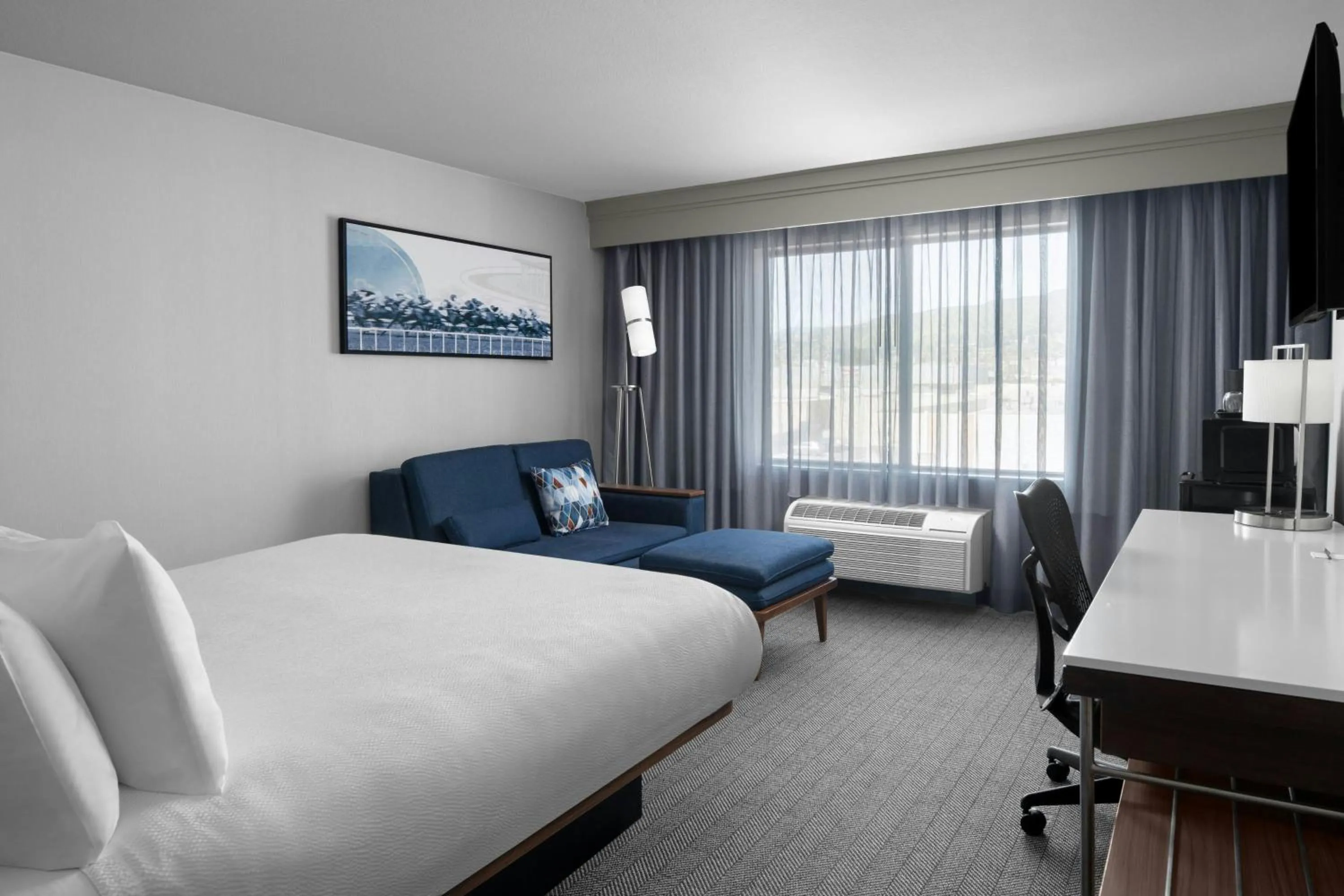 Photo of the whole room, Bed in Courtyard Los Angeles Burbank Airport