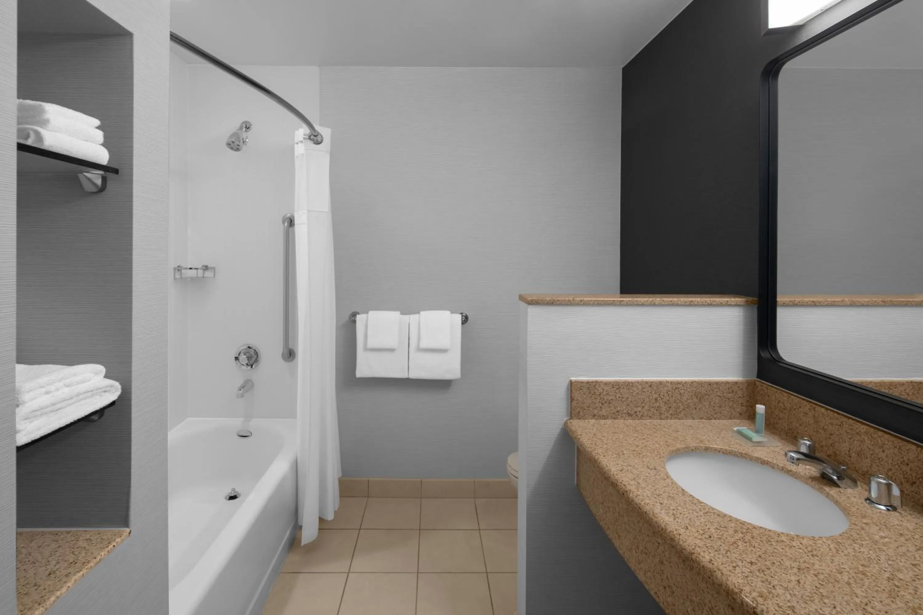 Shower in Courtyard by Marriott Santa Clarita Valencia