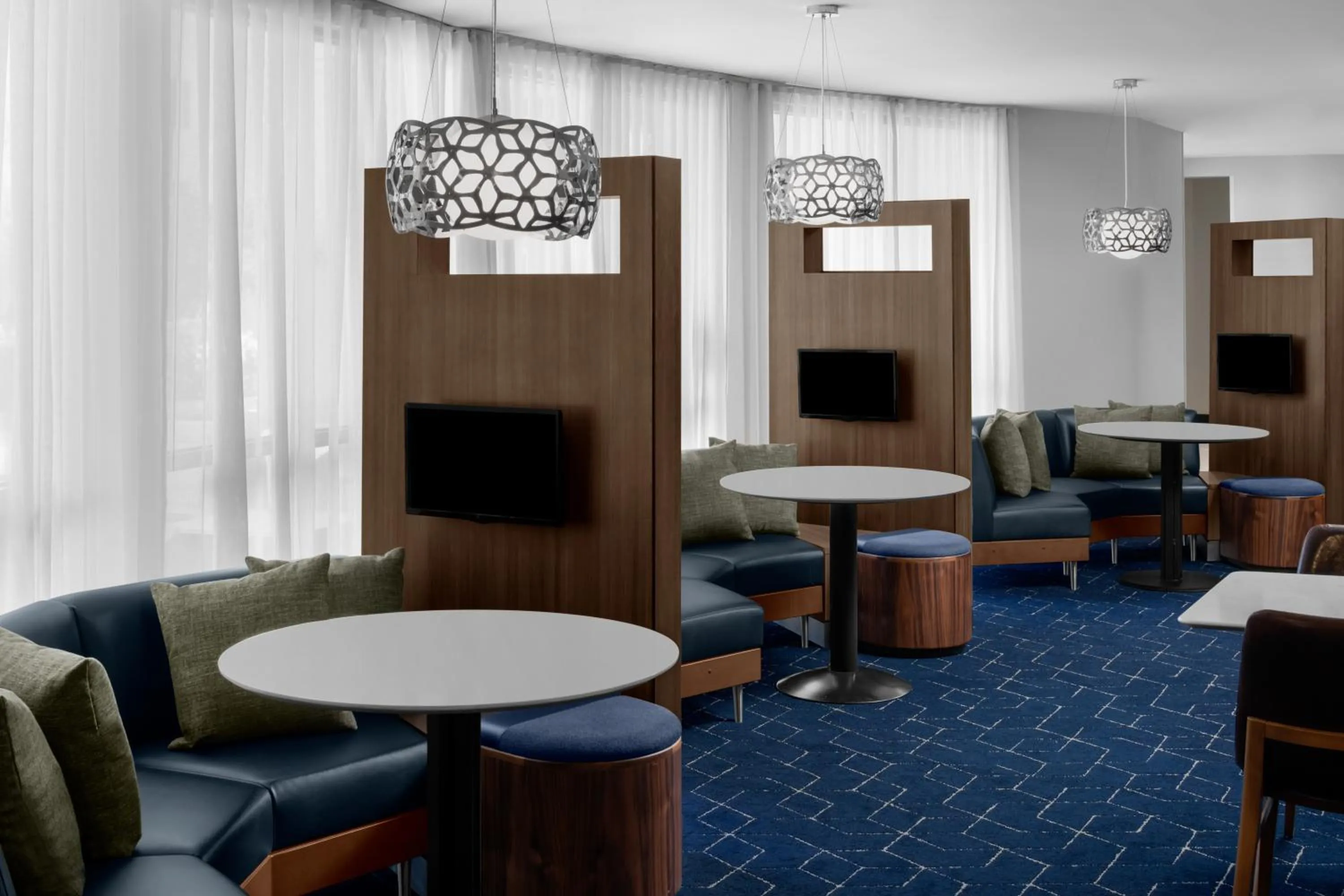 Seating area in Courtyard by Marriott Santa Clarita Valencia
