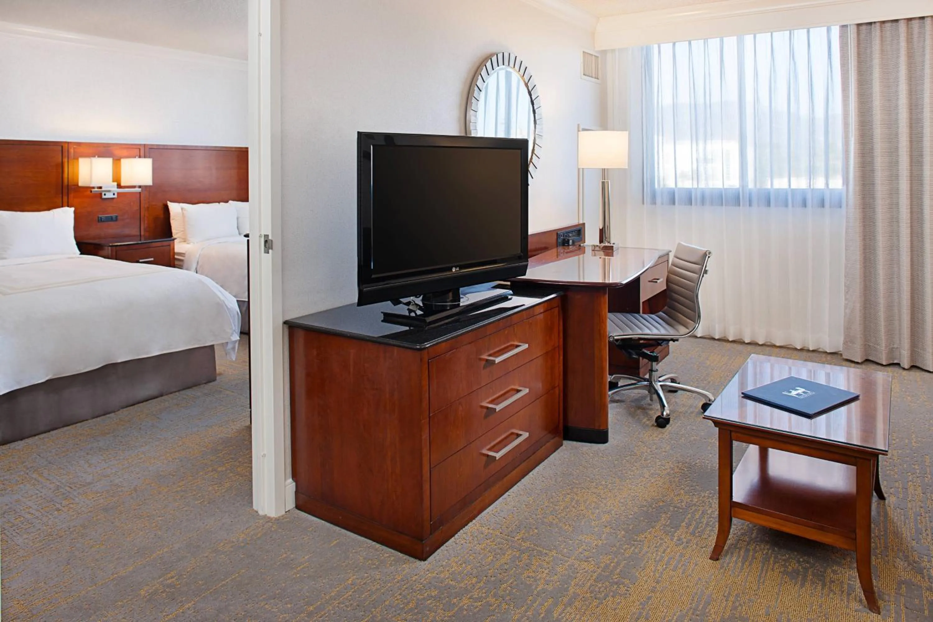 Photo of the whole room, Bed in Los Angeles Marriott Burbank Airport