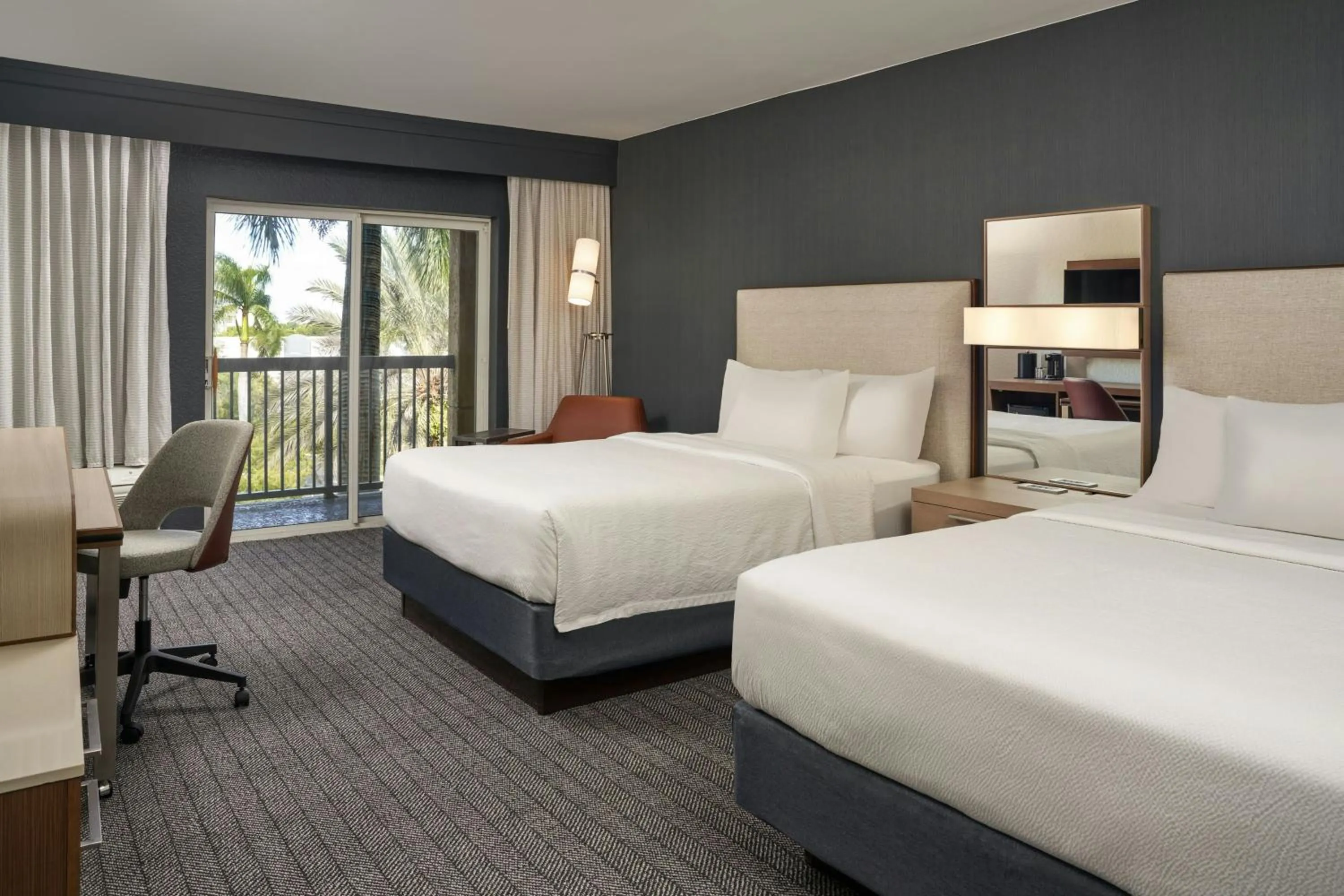 Photo of the whole room, Bed in Courtyard by Marriott Fort Lauderdale Weston