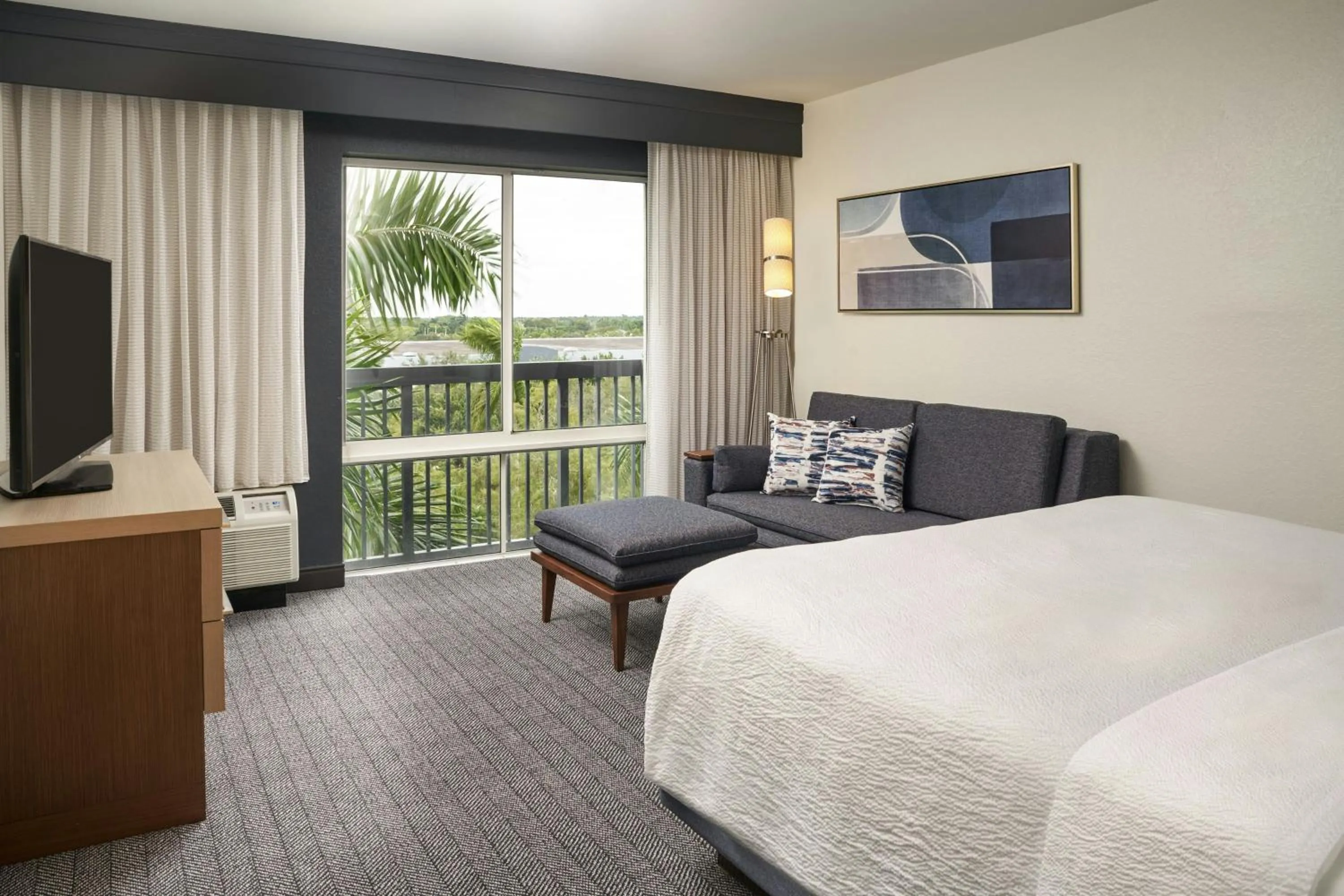 Photo of the whole room, Bed in Courtyard by Marriott Fort Lauderdale Weston