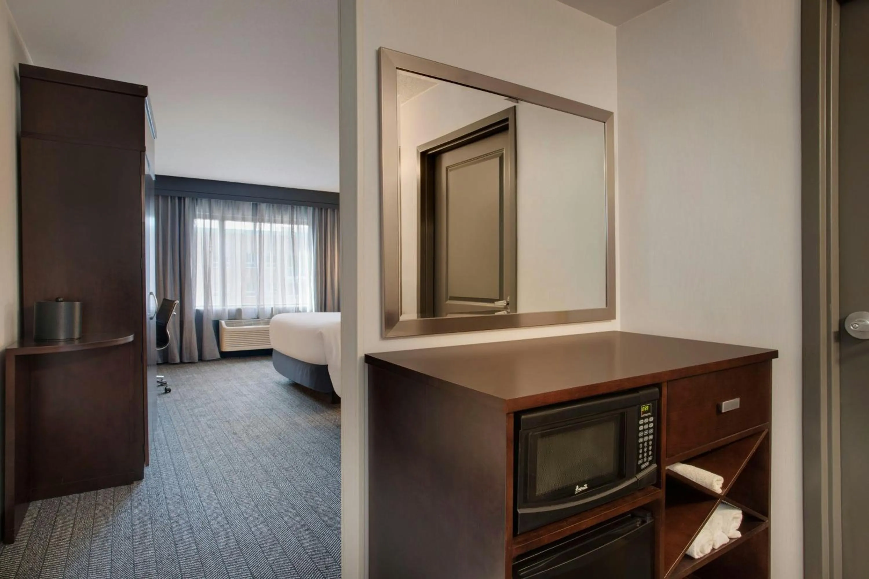 Photo of the whole room, Bed in Courtyard Worcester