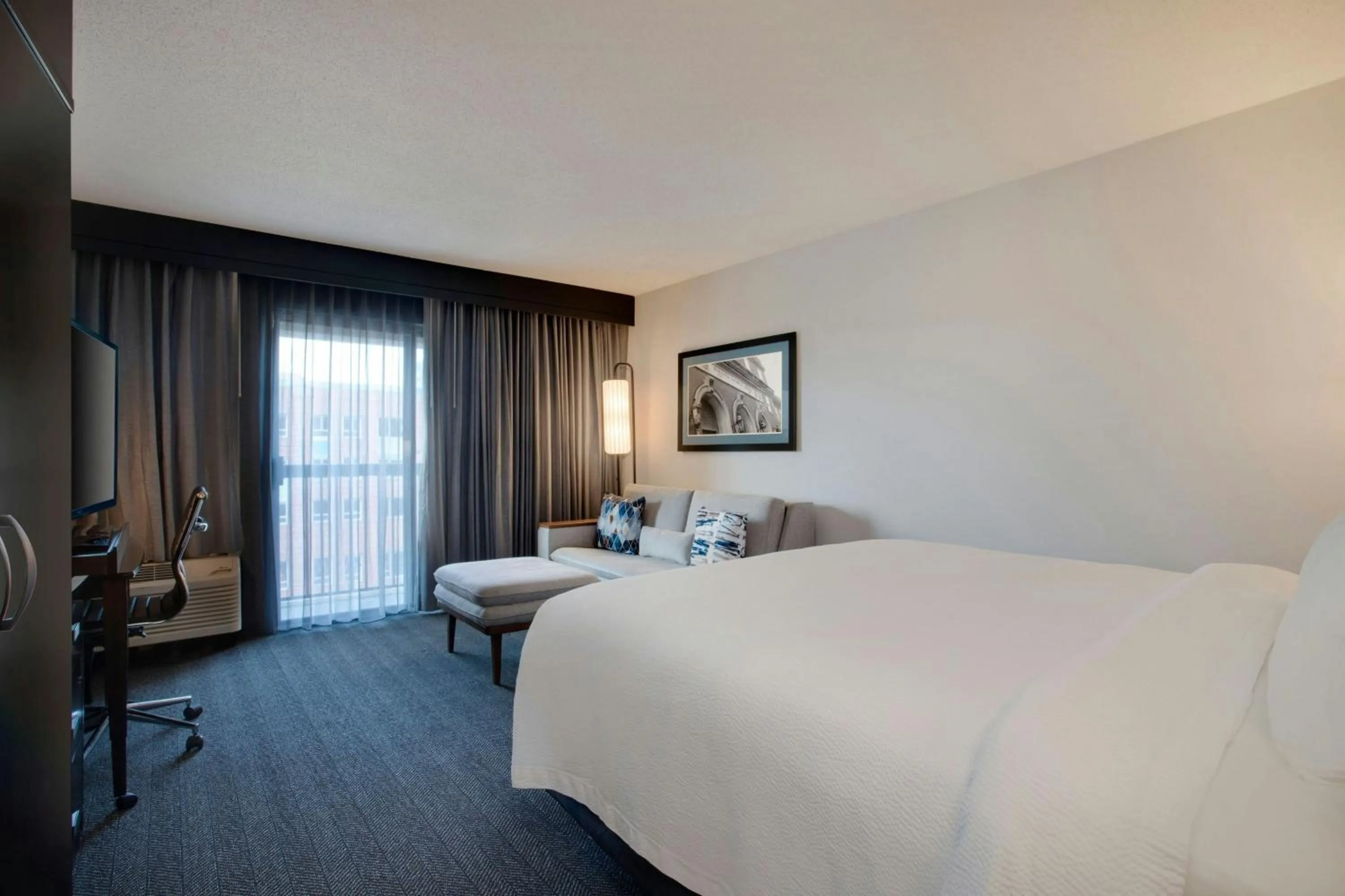 Photo of the whole room, Bed in Courtyard Worcester