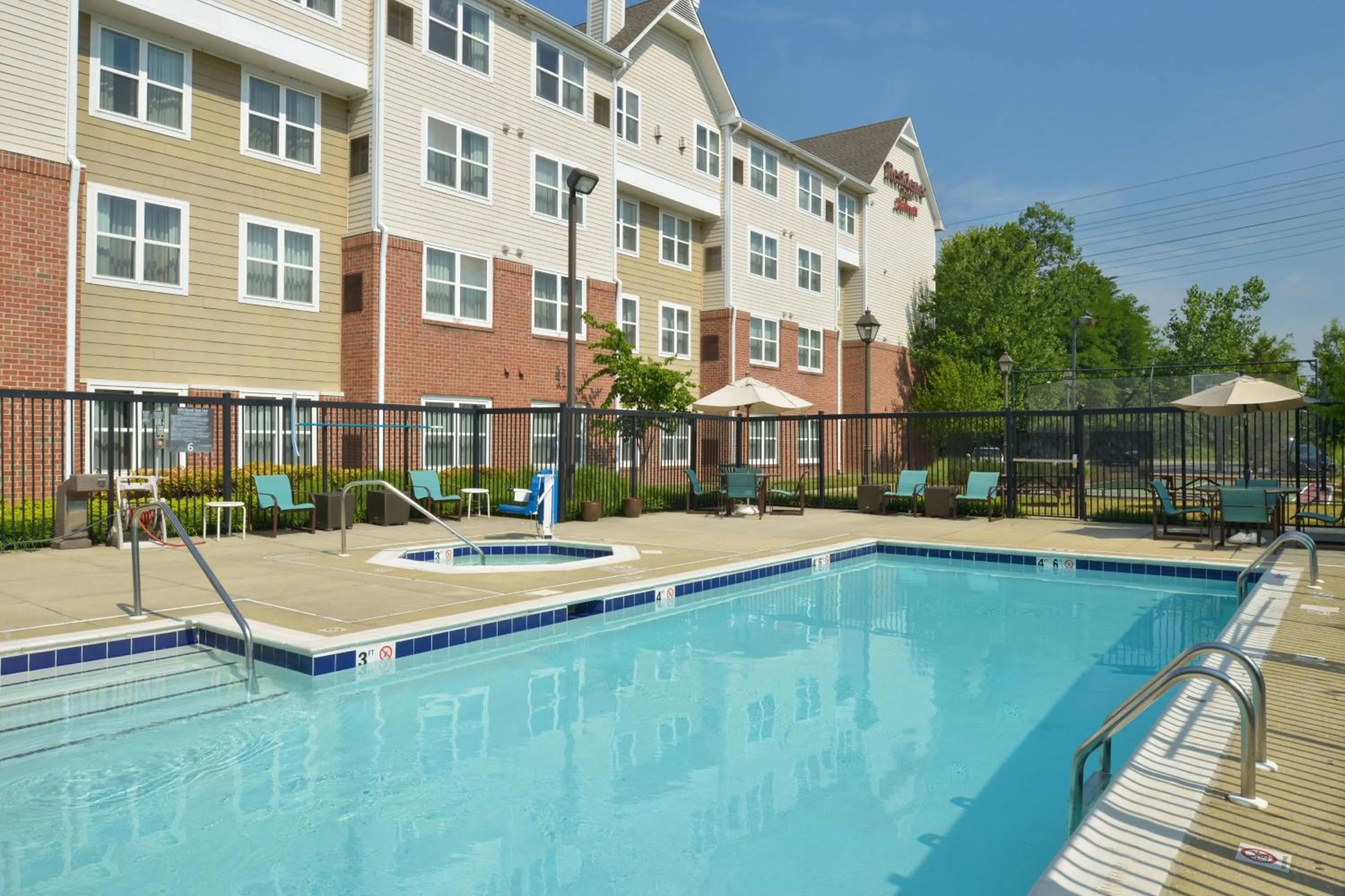 Swimming pool in Residence Inn Baltimore White Marsh