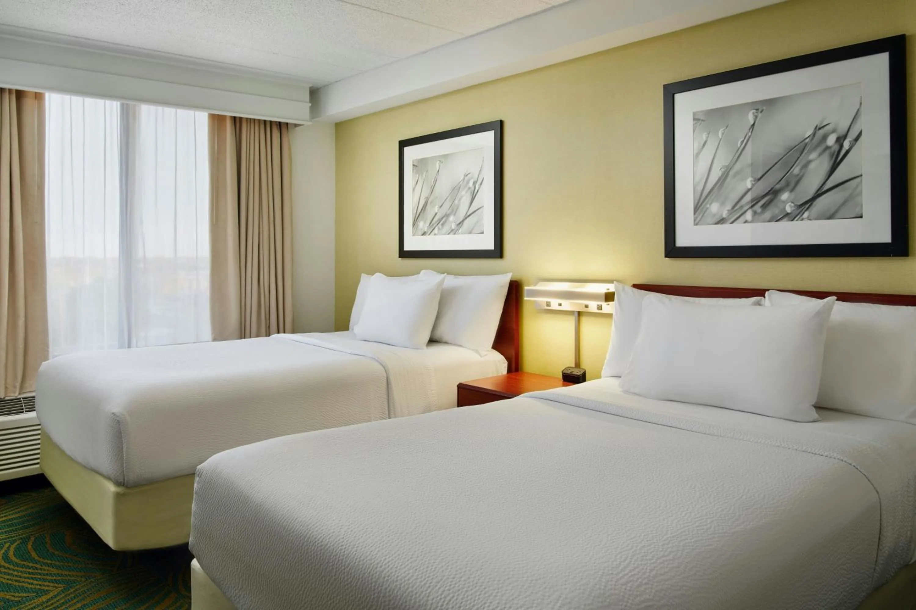 Photo of the whole room, Bed in Springhill Suites by Marriott Chicago Elmhurst Oakbrook Area