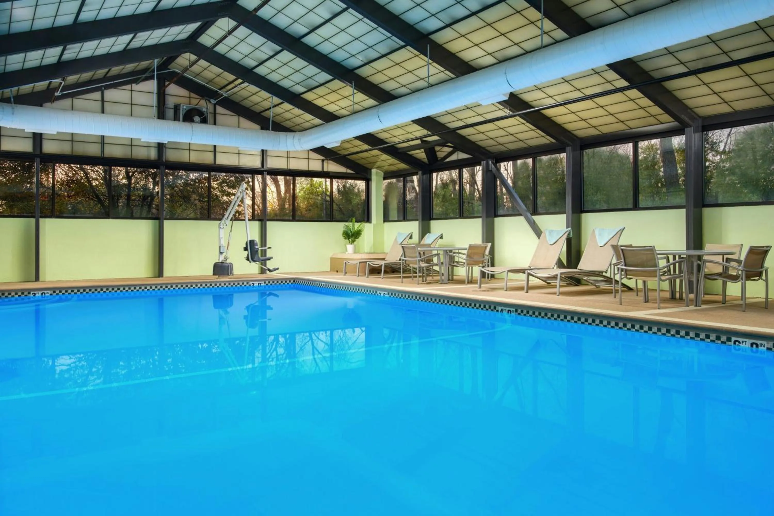 Swimming pool in Springhill Suites by Marriott Chicago Elmhurst Oakbrook Area