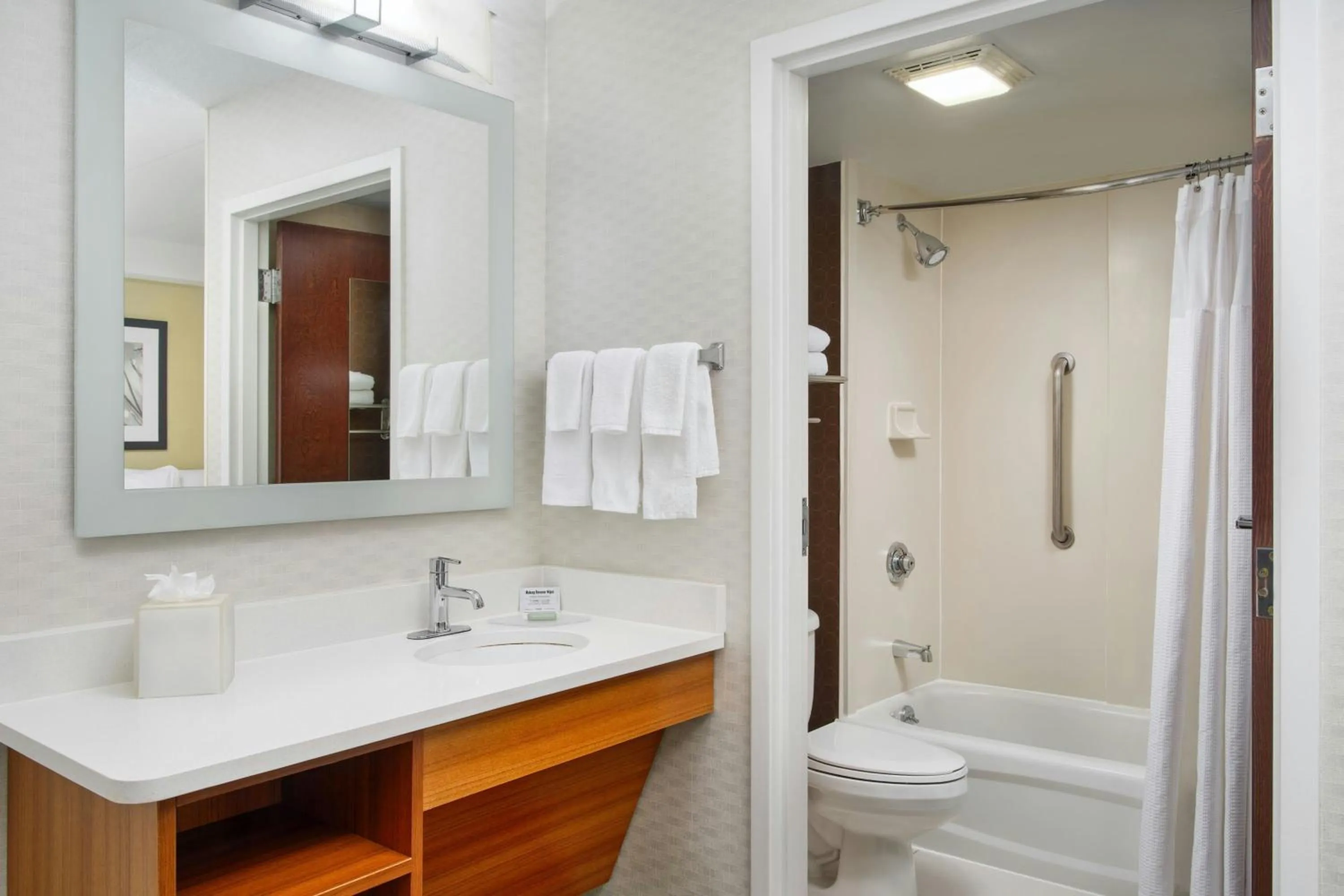 Bathroom in Springhill Suites by Marriott Chicago Elmhurst Oakbrook Area