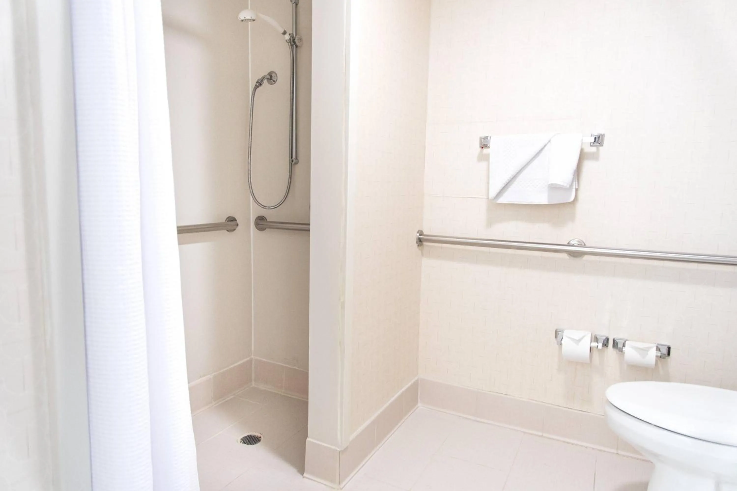 Bathroom in Springhill Suites by Marriott Chicago Elmhurst Oakbrook Area