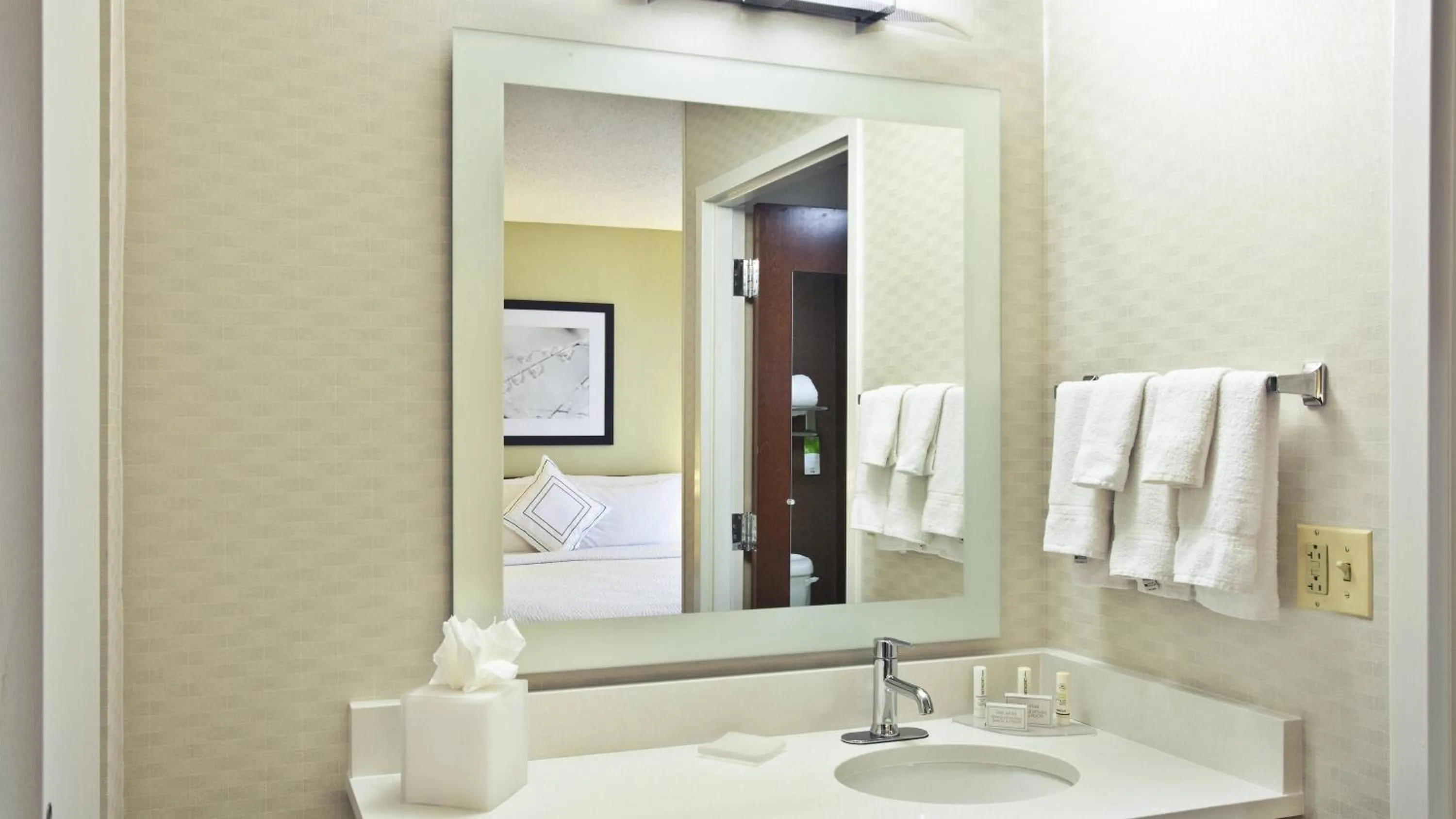 Bathroom in Springhill Suites by Marriott Chicago Elmhurst Oakbrook Area