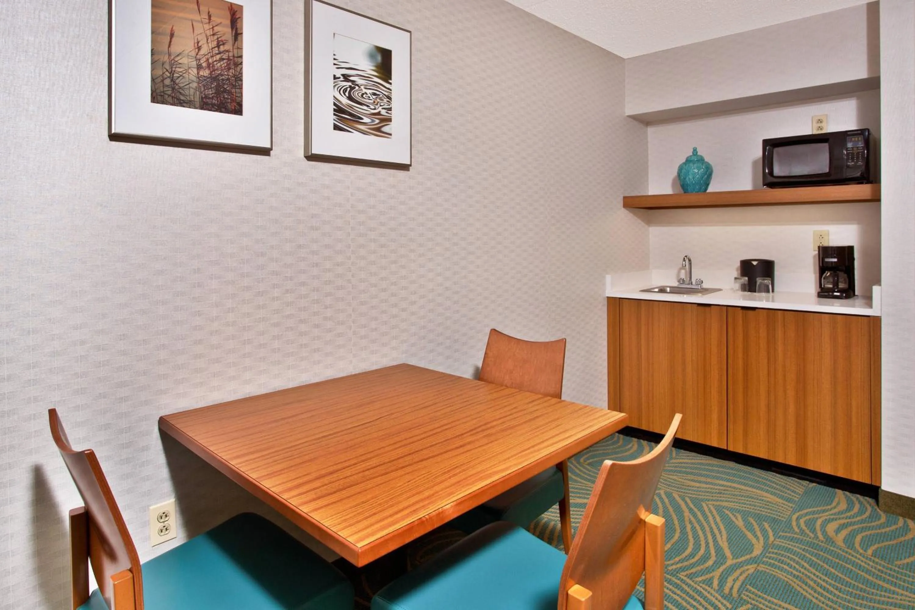 Lounge or bar in Springhill Suites by Marriott Chicago Elmhurst Oakbrook Area