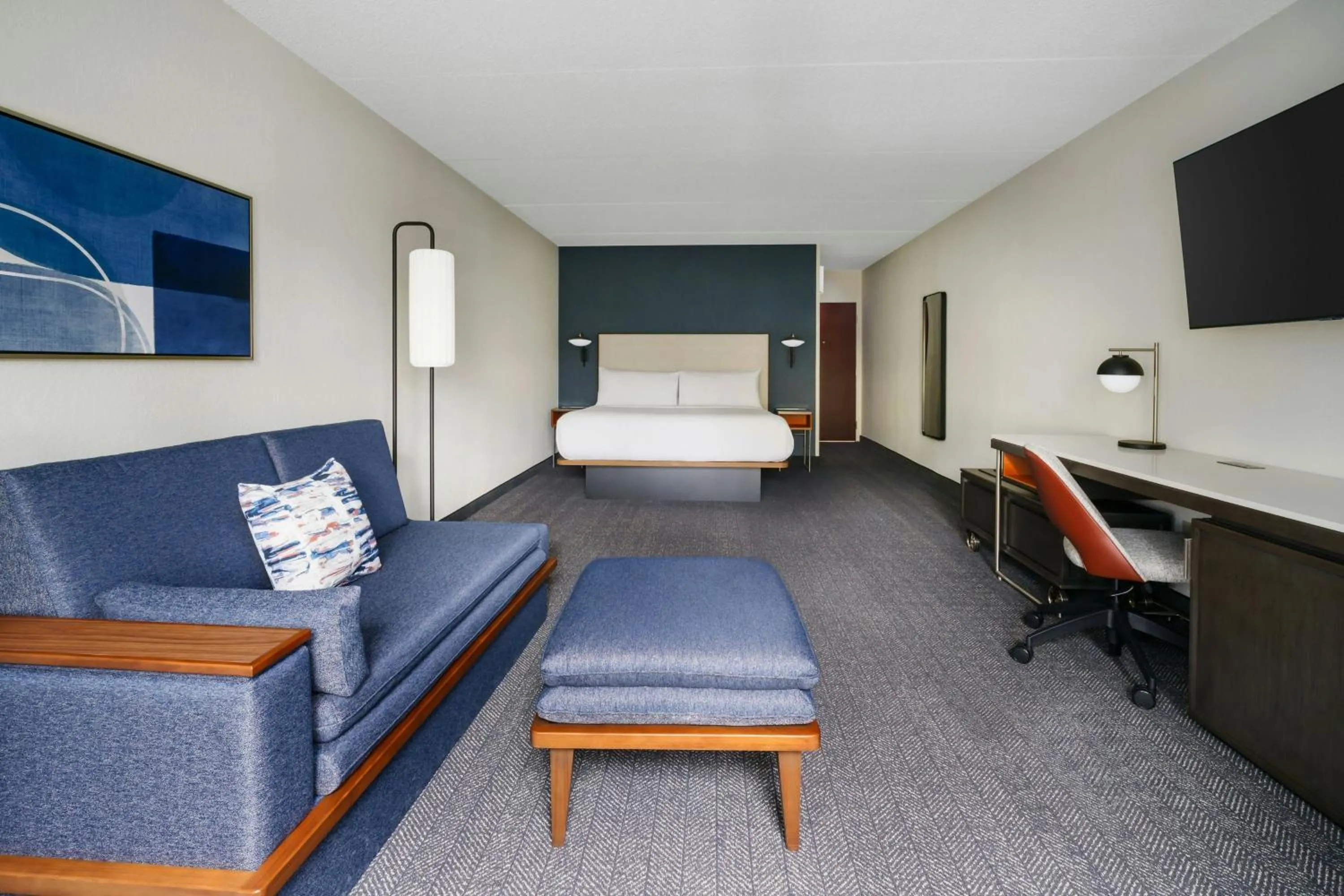 Photo of the whole room, Bed in Courtyard Chicago Midway Airport