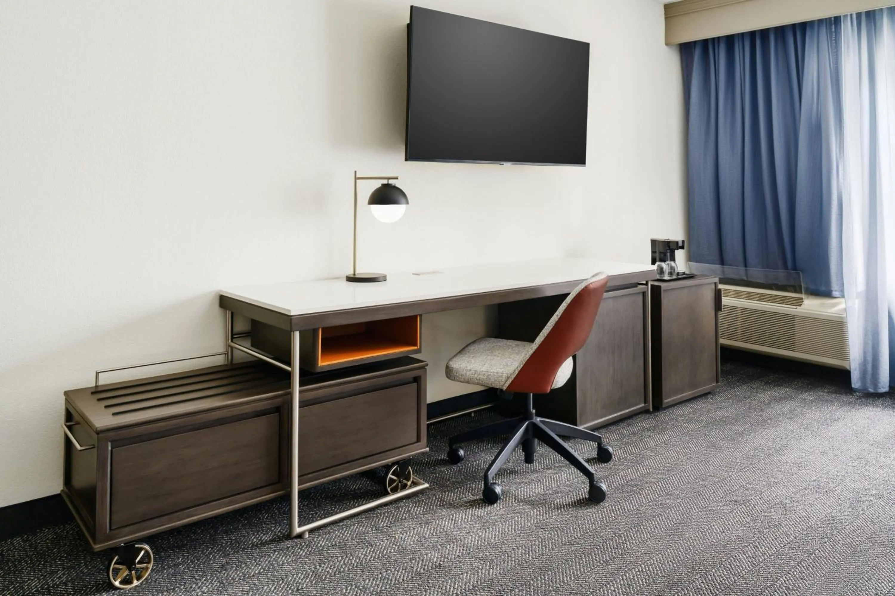 Photo of the whole room in Courtyard Chicago Midway Airport