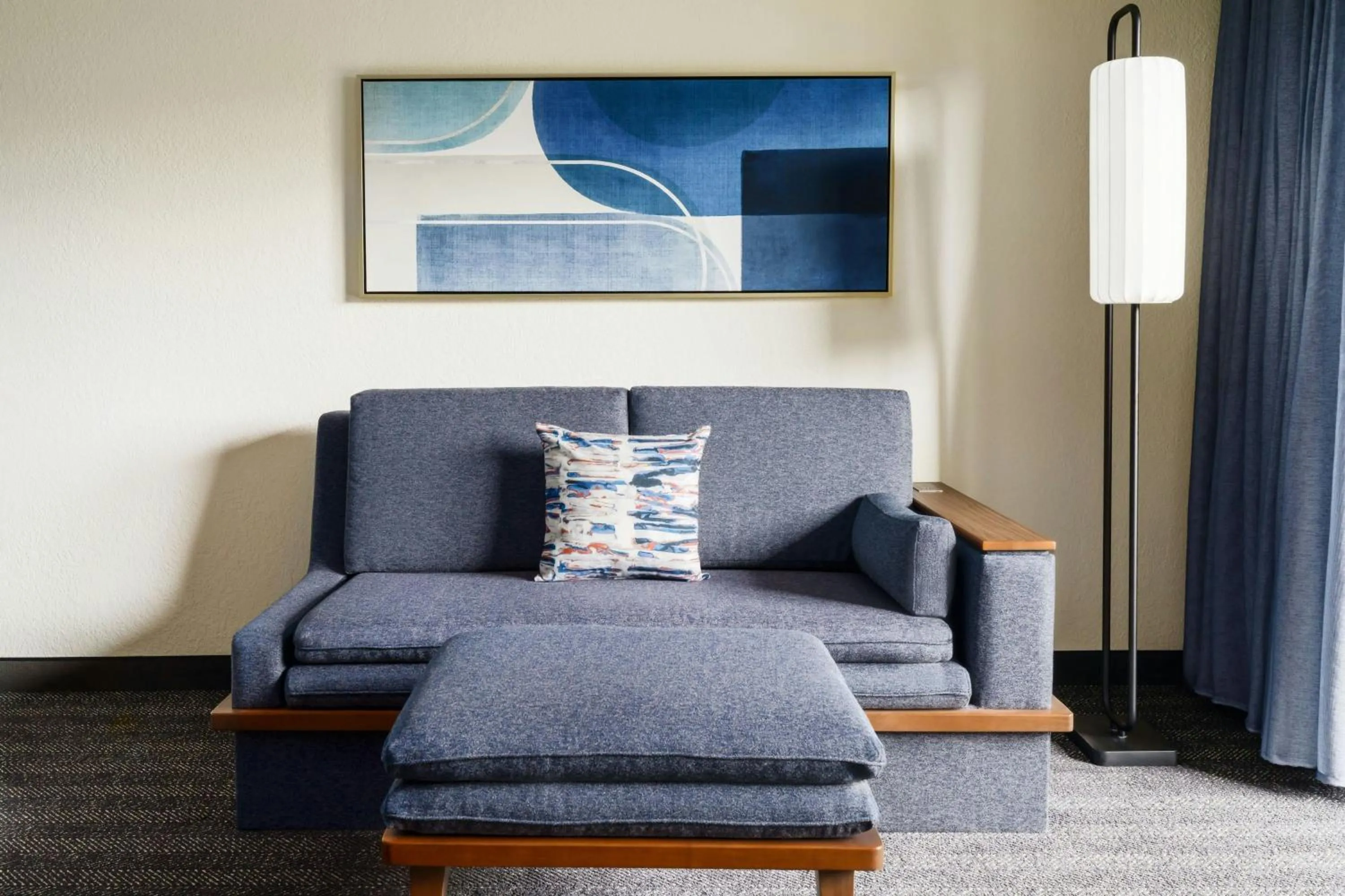 Photo of the whole room in Courtyard Chicago Midway Airport