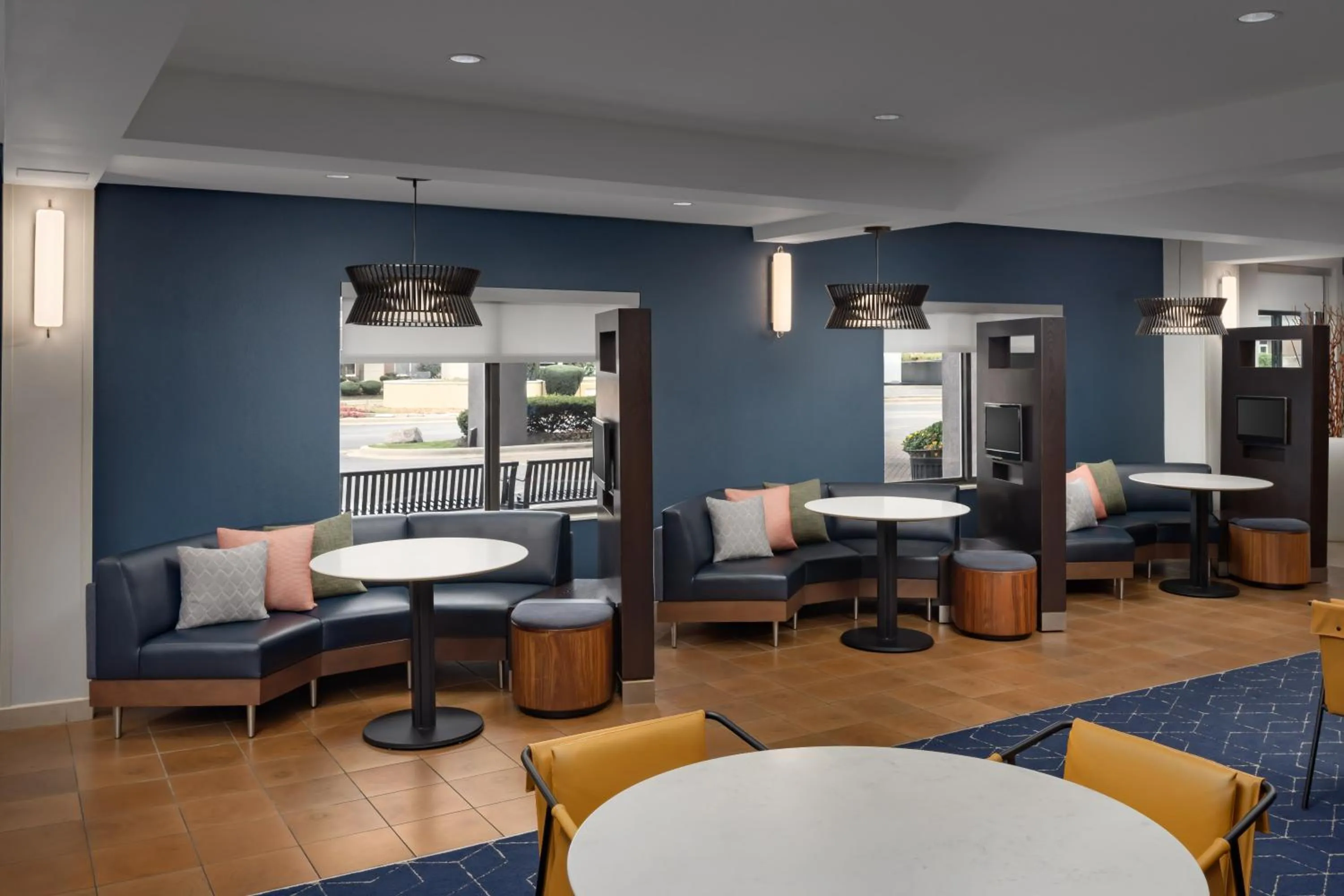 Food and drinks in Courtyard Chicago Midway Airport