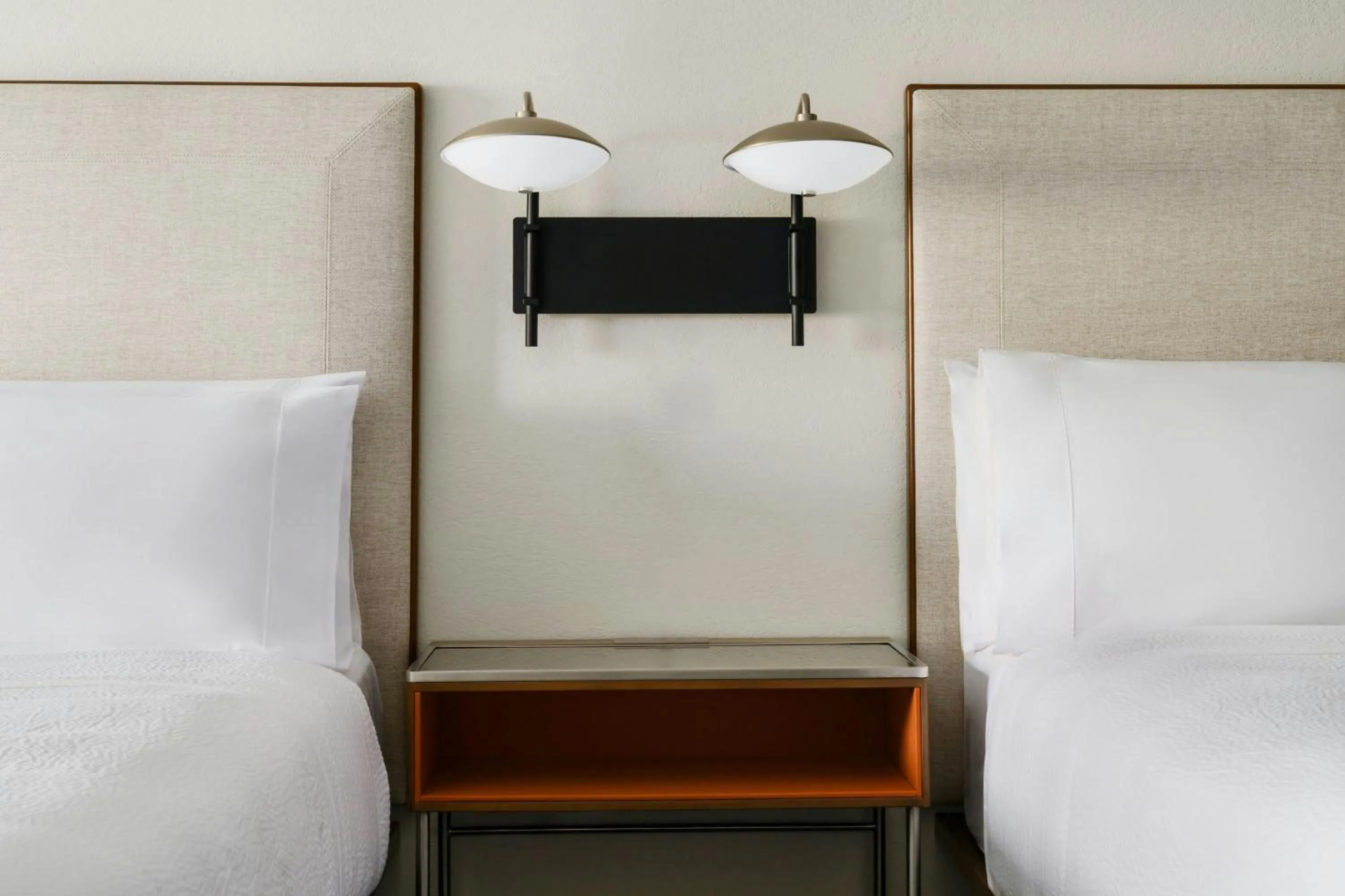 Photo of the whole room, Bed in Courtyard Chicago Midway Airport