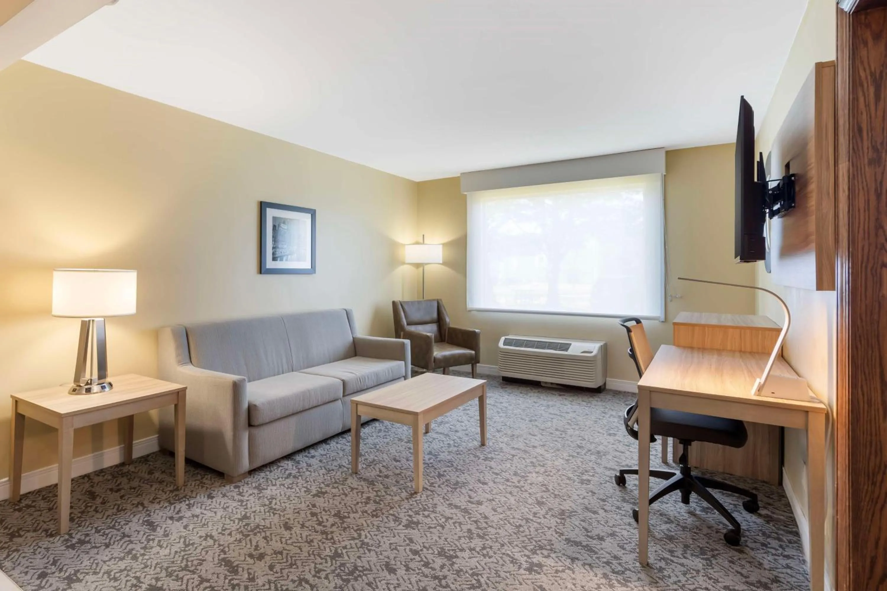 TV and multimedia in Best Western Glenview - Chicagoland Inn and Suites