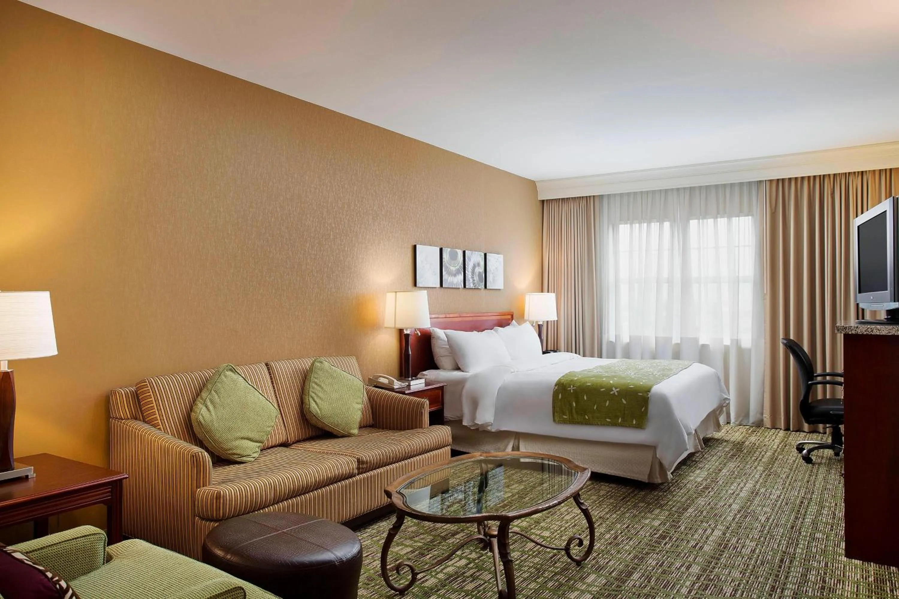 Photo of the whole room, Bed in Chicago Marriott Midway