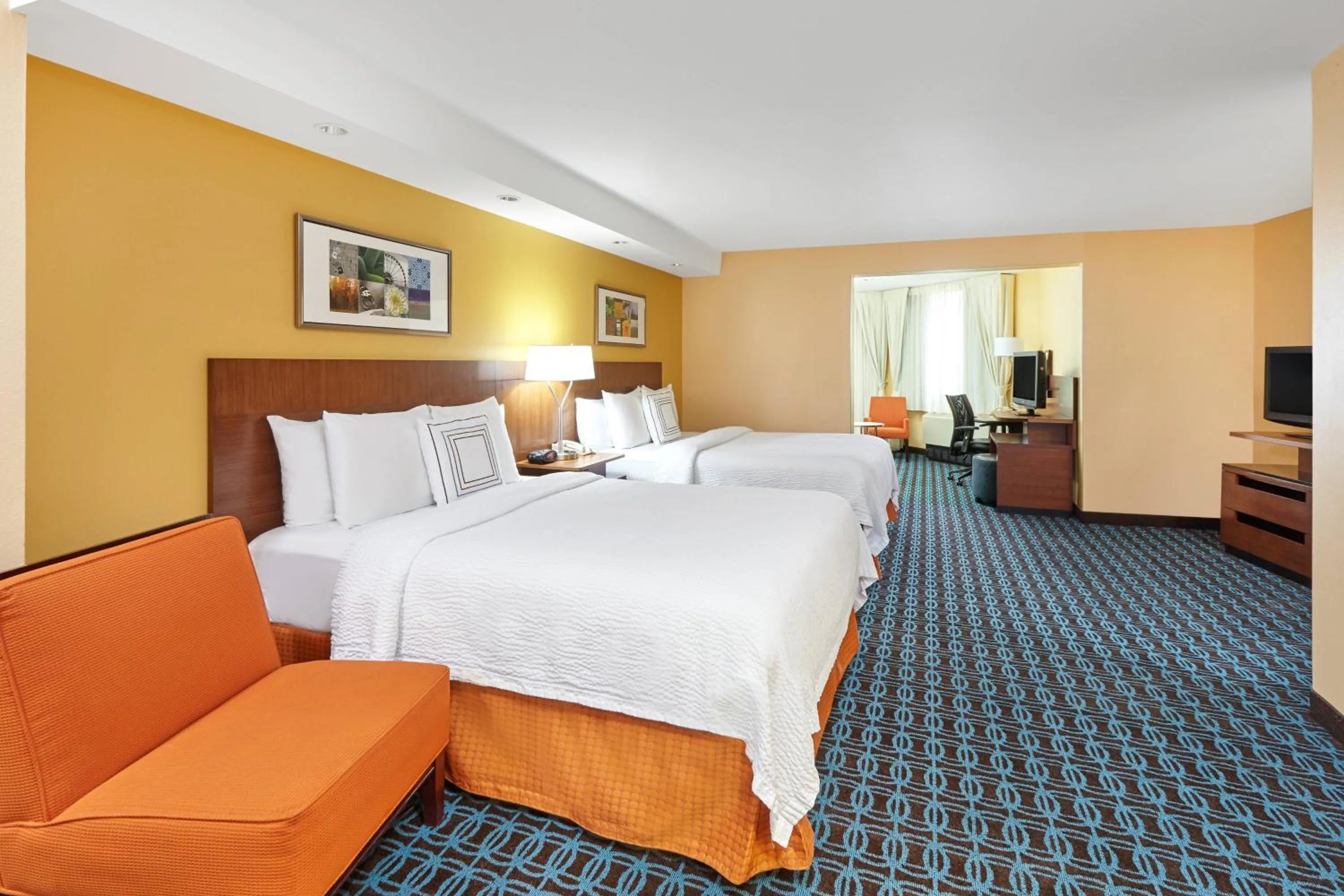 Photo of the whole room, Bed in Fairfield Inn and Suites Chicago Lombard
